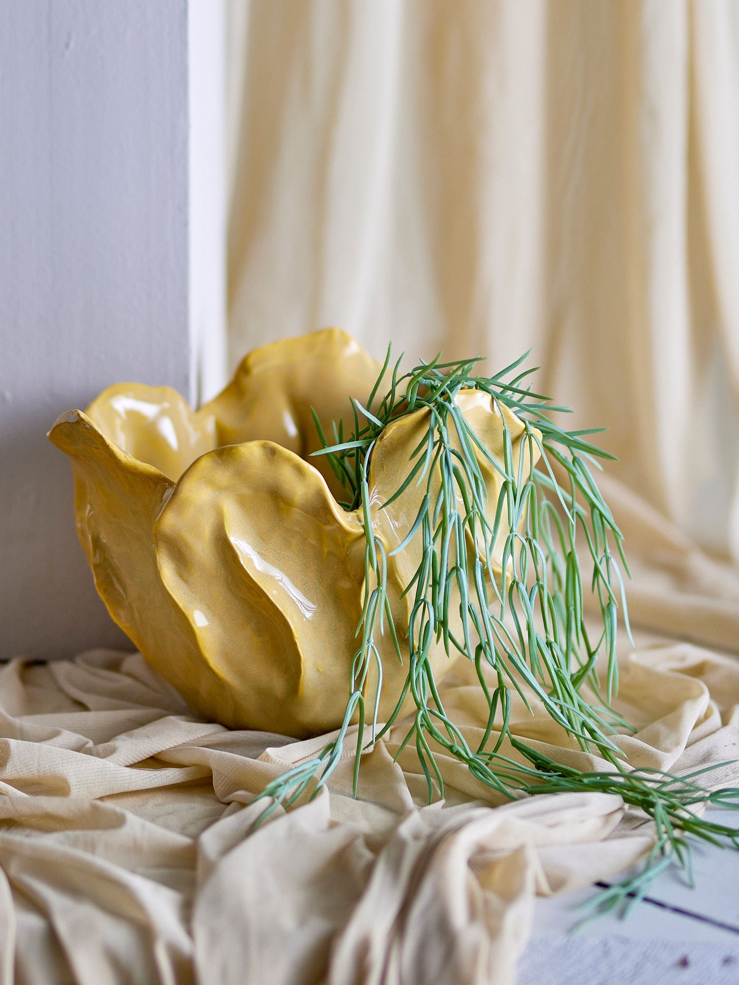 Bastien Skulpturale Steingutschale Gelb mit Fließenden Linien Obstpräsentation