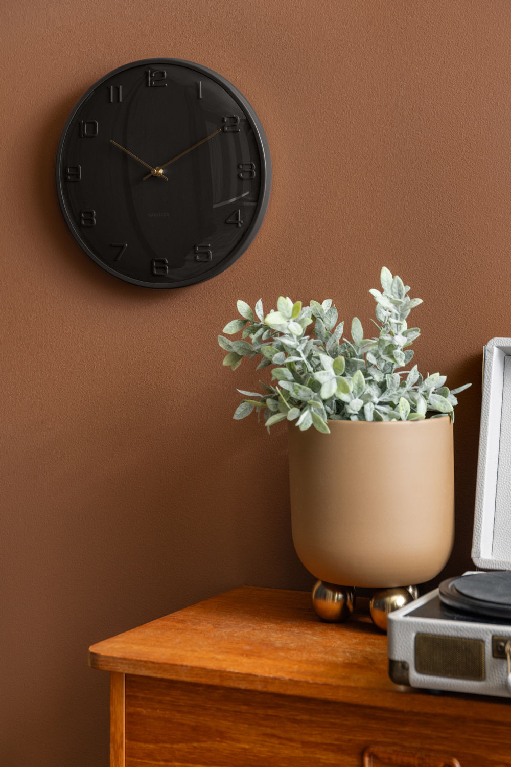 Wanduhr Fuerte Dome Schwarz Mit Erhöhtem Kuppelglas Und Reliefziffern