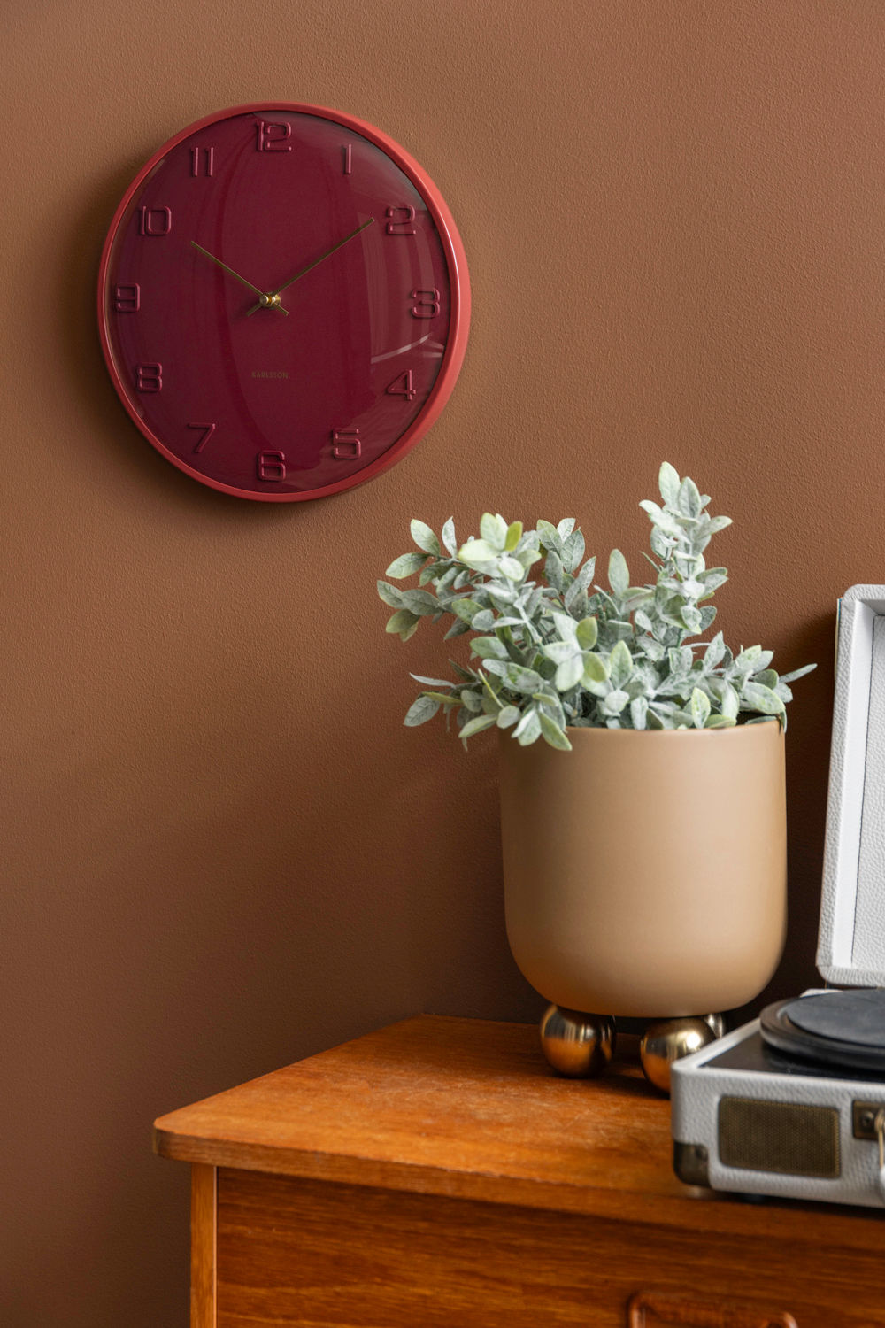 Wanduhr Fuerte Dome Burgunderrot Mit Kuppelglas Ziffern Und Goldfarbene Zeiger