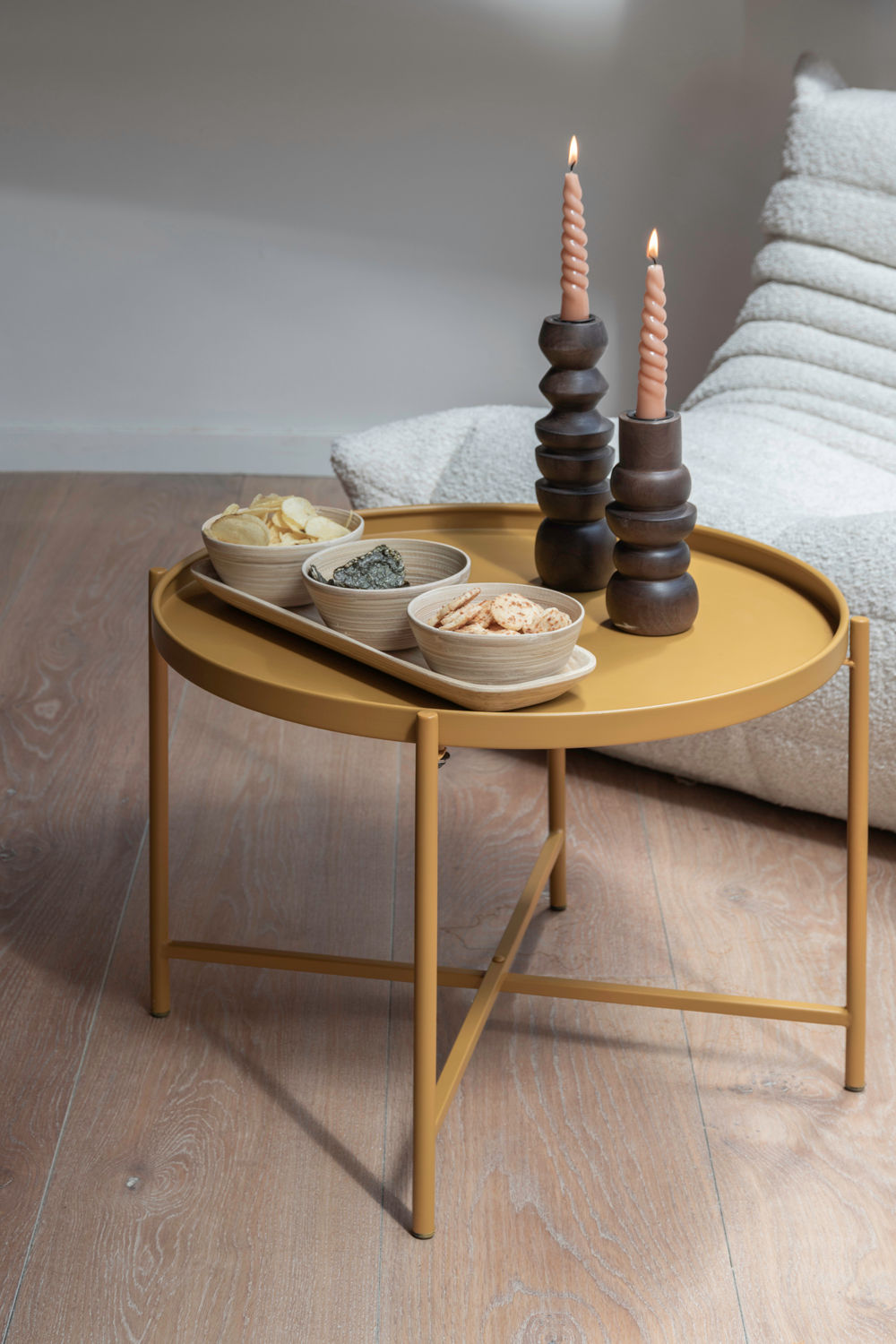 Couchtisch Meseta Ockergelb Metall-Couchtisch Minimalistische Silhouette