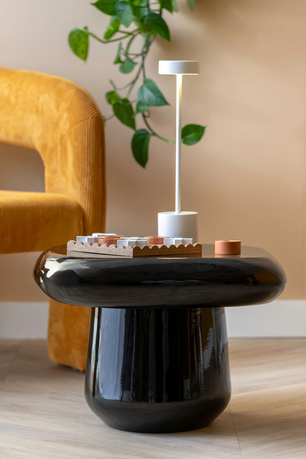 Beistelltisch Roca Schwarz Mit Abgerundeten Formen Und Starke Optik