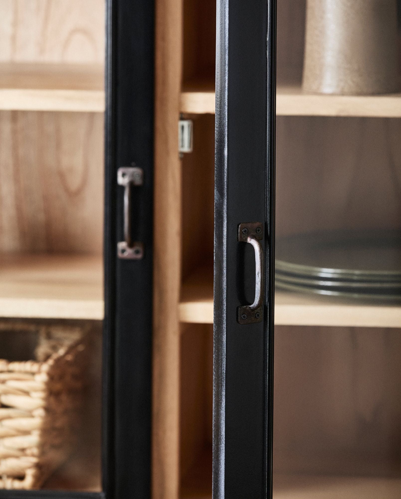 VIVA Vitrine Zwei Glastüren Schwarz Holzfurnier Innen Elegant Display