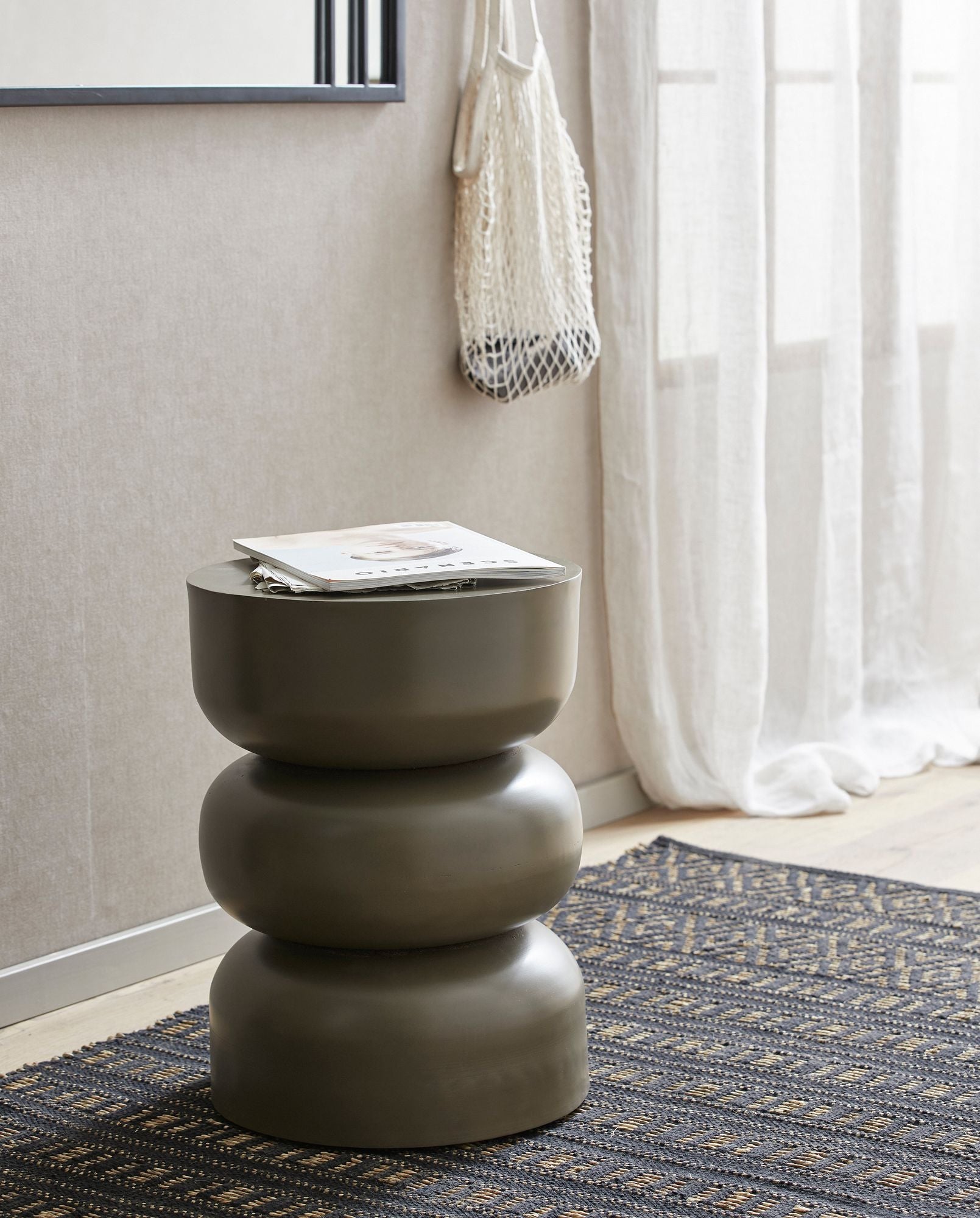 Alma Beistelltisch Dunkelgrün Eisen Lackierte Oberfläche Vielseitig