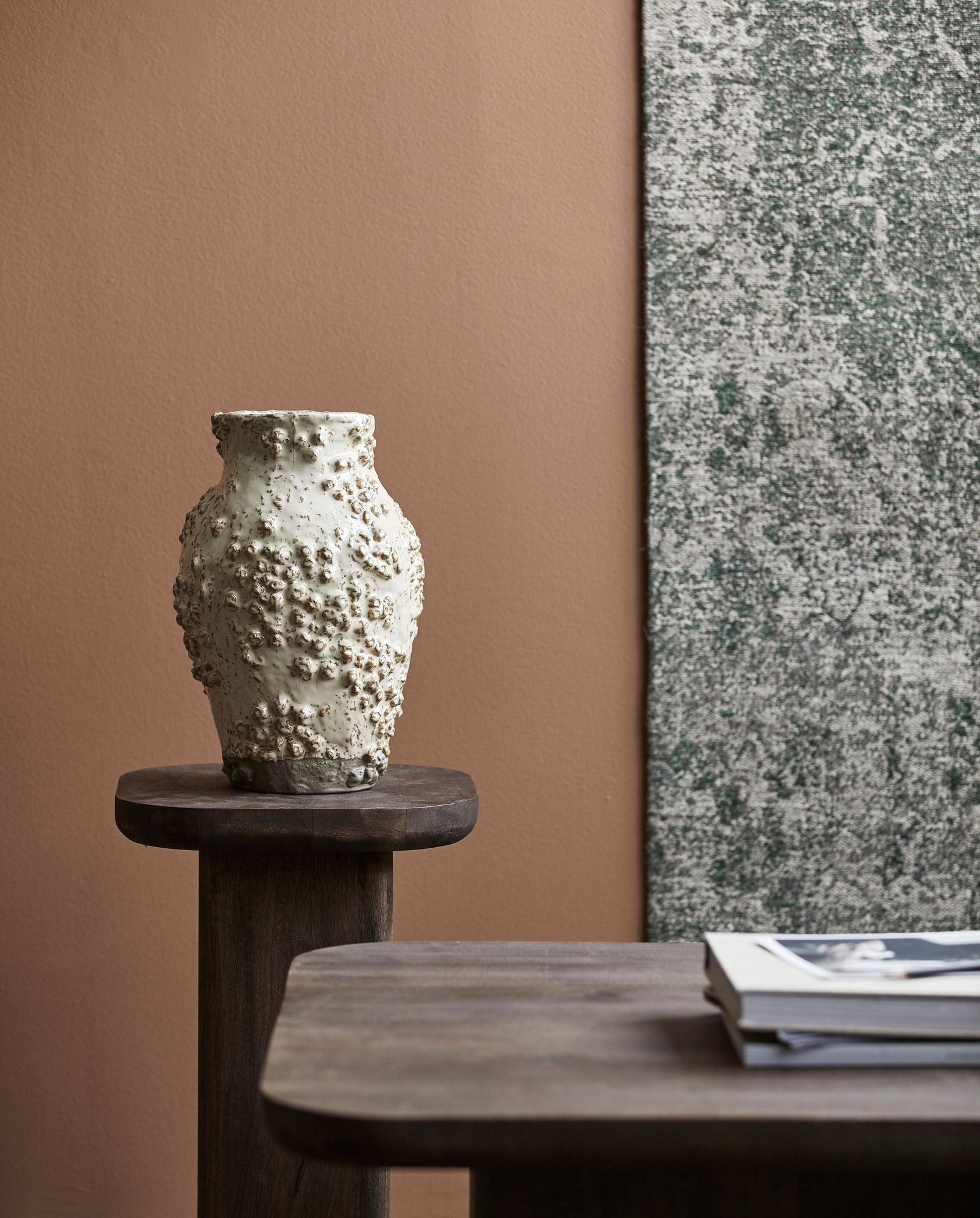 TOKe Mangoholz Beistelltisch Dunkle Oberfläche Stabil und Langlebig