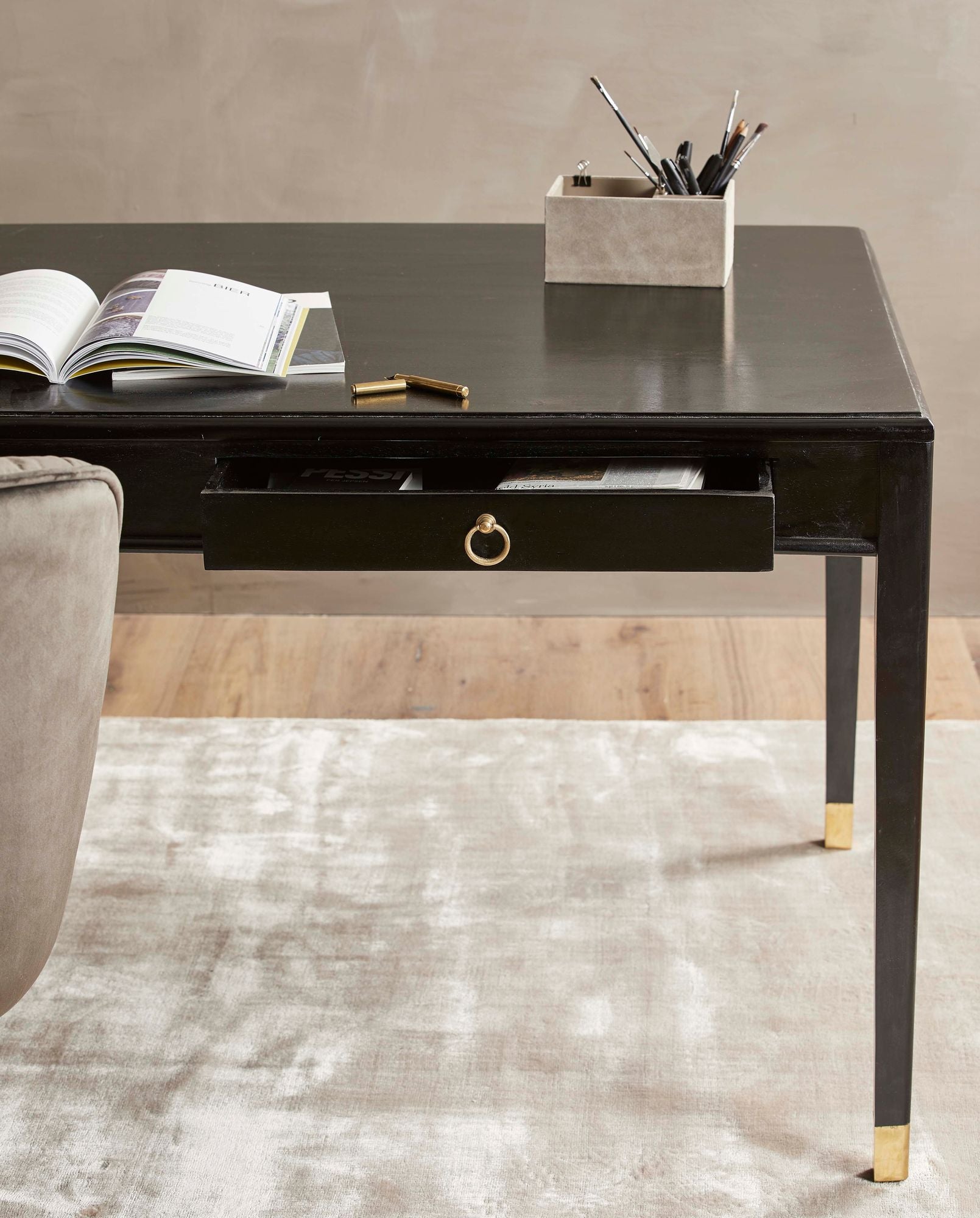 EMS L Form Schreibtisch Schwarz Zwei Schubladen mit Goldakzenten Stilvoll