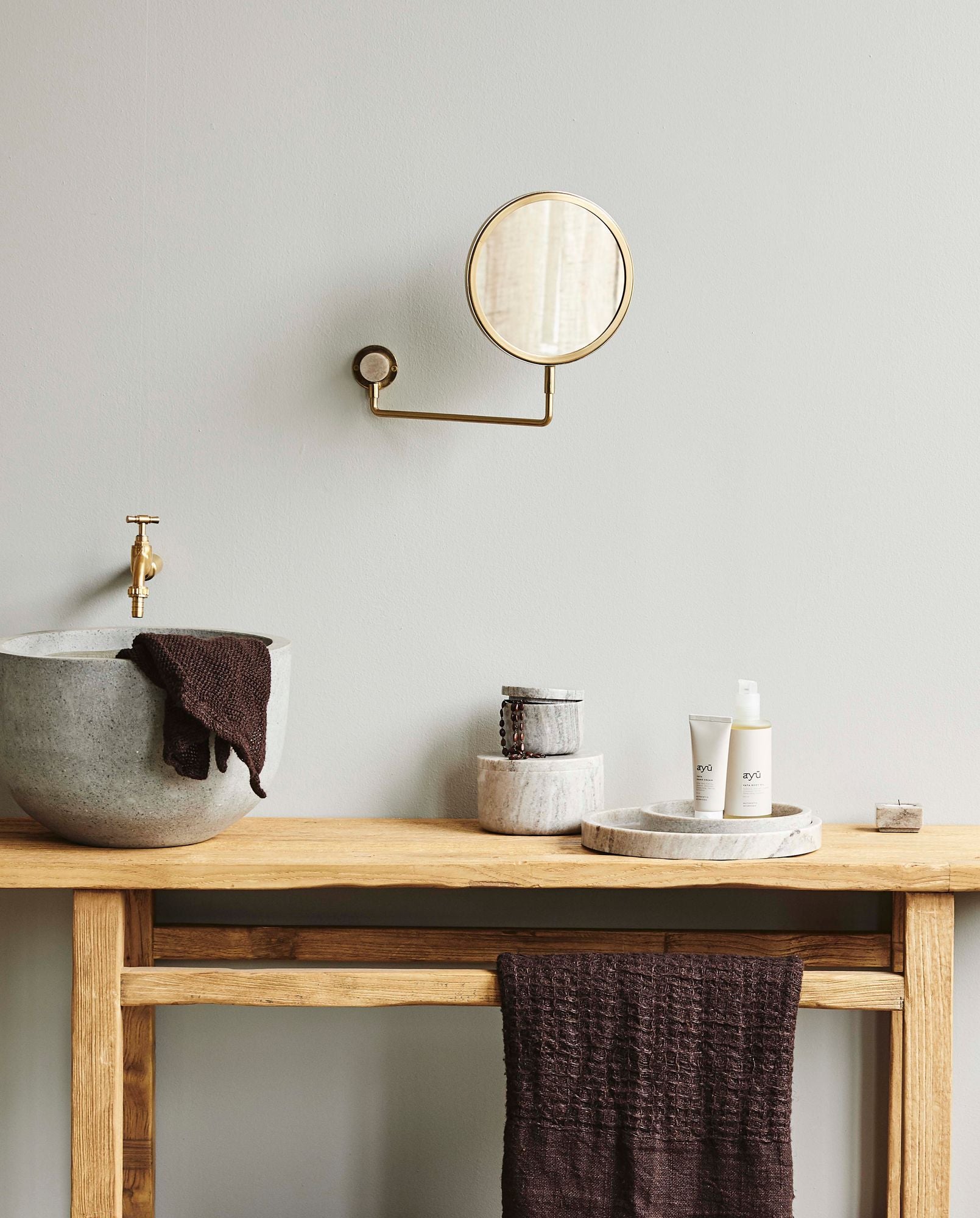 TESIA Wandspiegel Goldrand mit 3x Vergrößerung und Marmorakzent