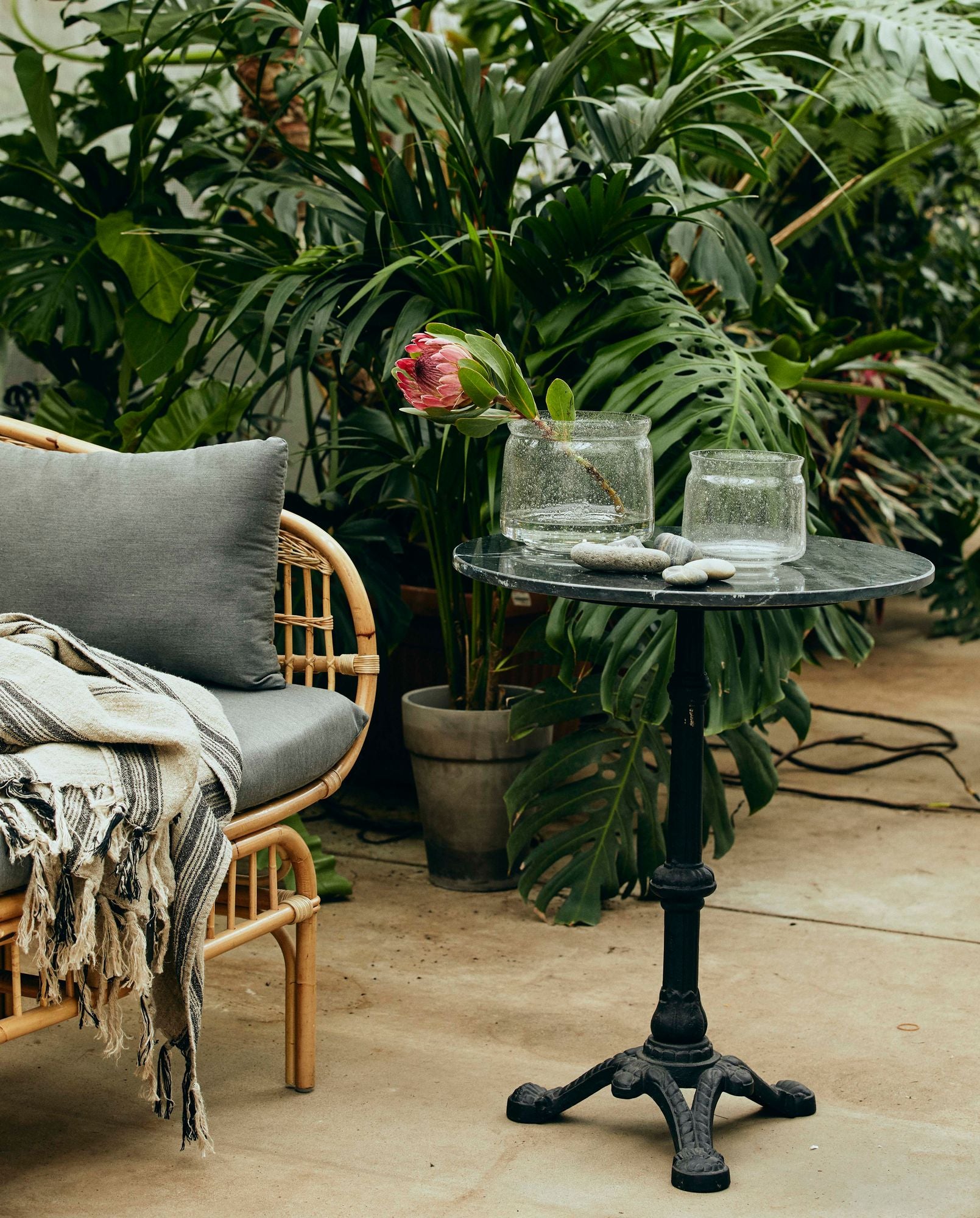 Café Kaffeetisch Rund Aus Schwarzem Marmor mit Eisernen Beinen Robustes Design