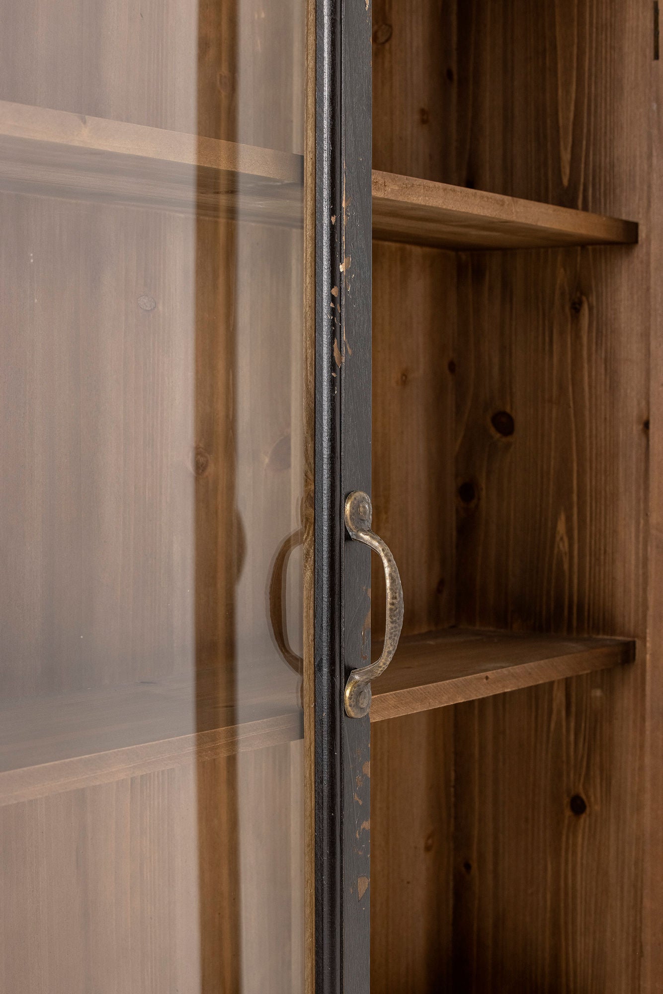 Hazem Kabinett, Schwarz-Braun, Holz & Glas