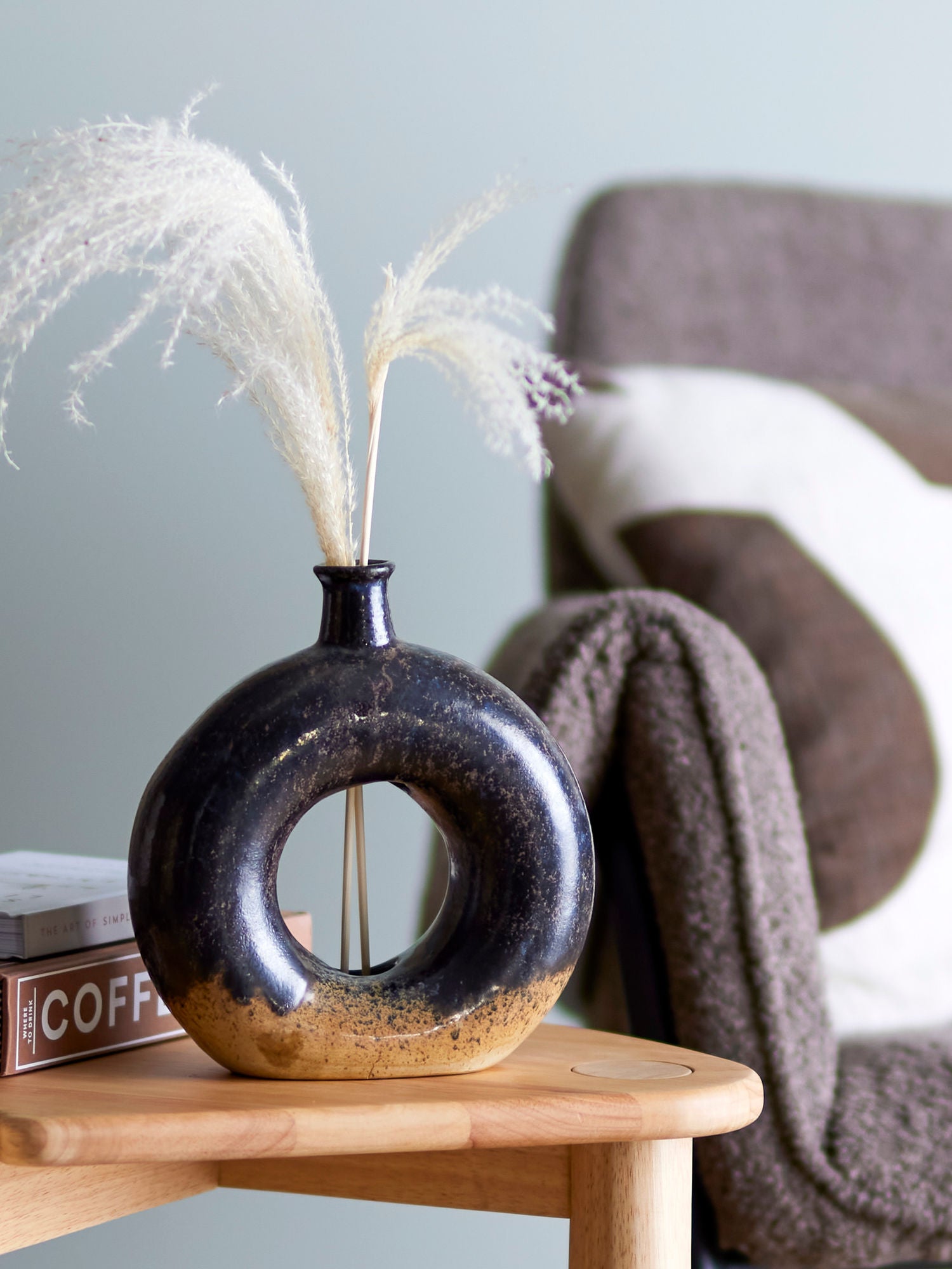 Baldvin Deko-Vase Aus Steingut mit Grüner Glasur für Trockenblumen und Ausstellungsstücke Maße Breite 6 cm Länge 18 cm Höhe 20 cm