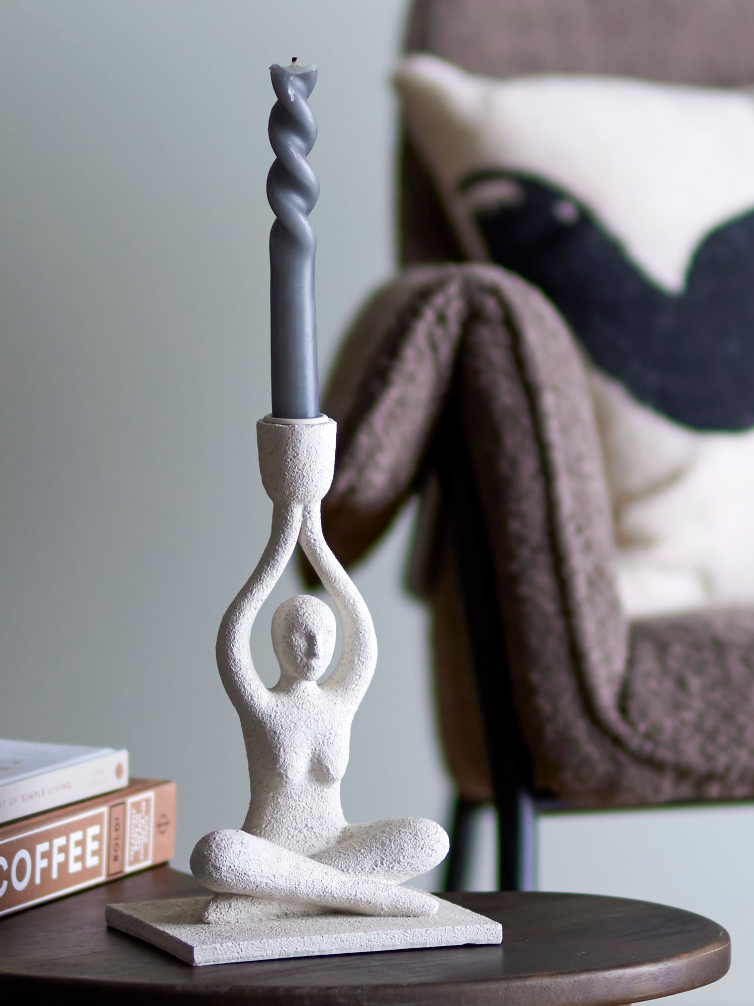 Lucie Kerzenhalter Skulpturales Design In Weiß Polyresin für Ruhige Räume