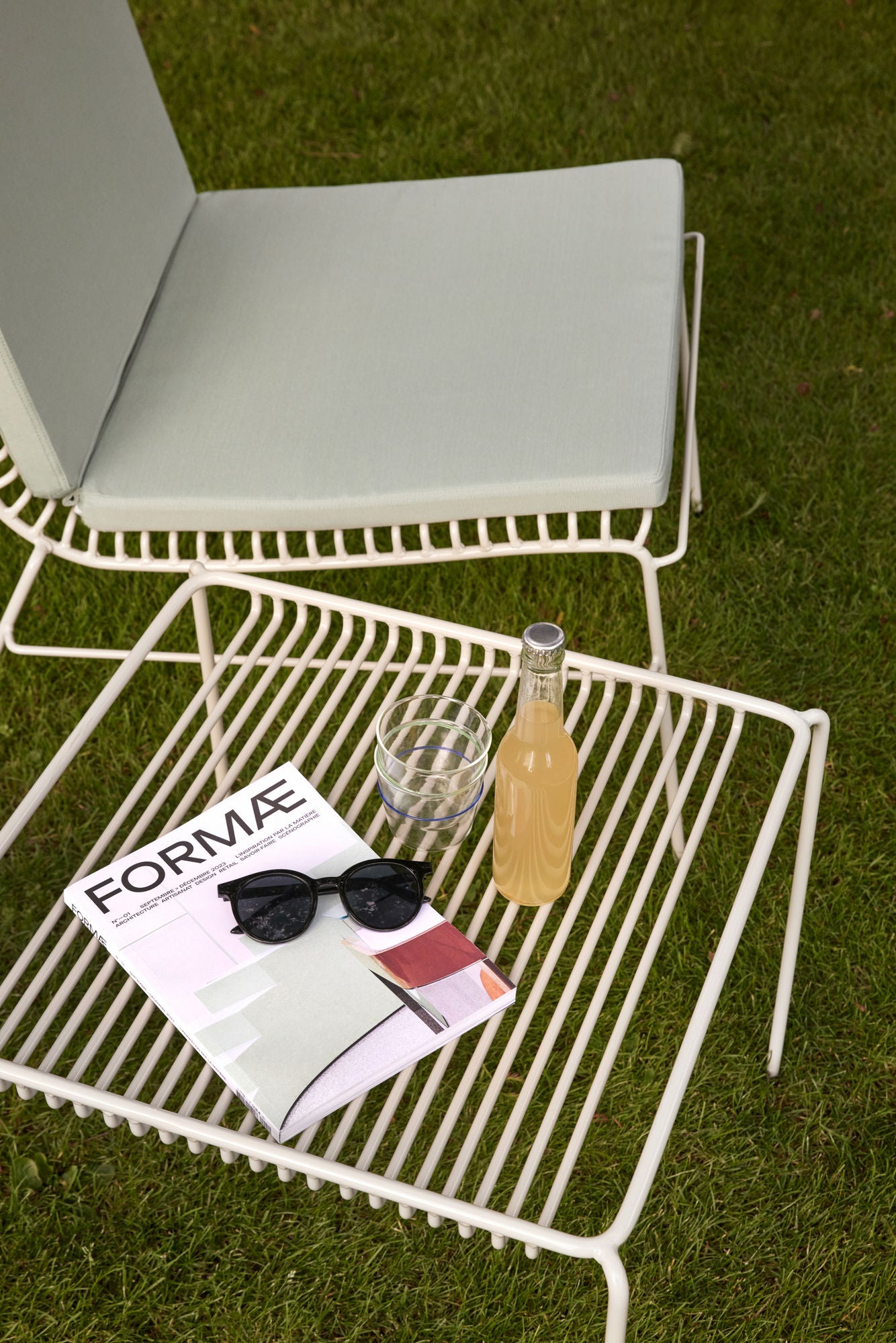 String Beistelltisch Hellgrau – Leicht, modern und outdoor-tauglich