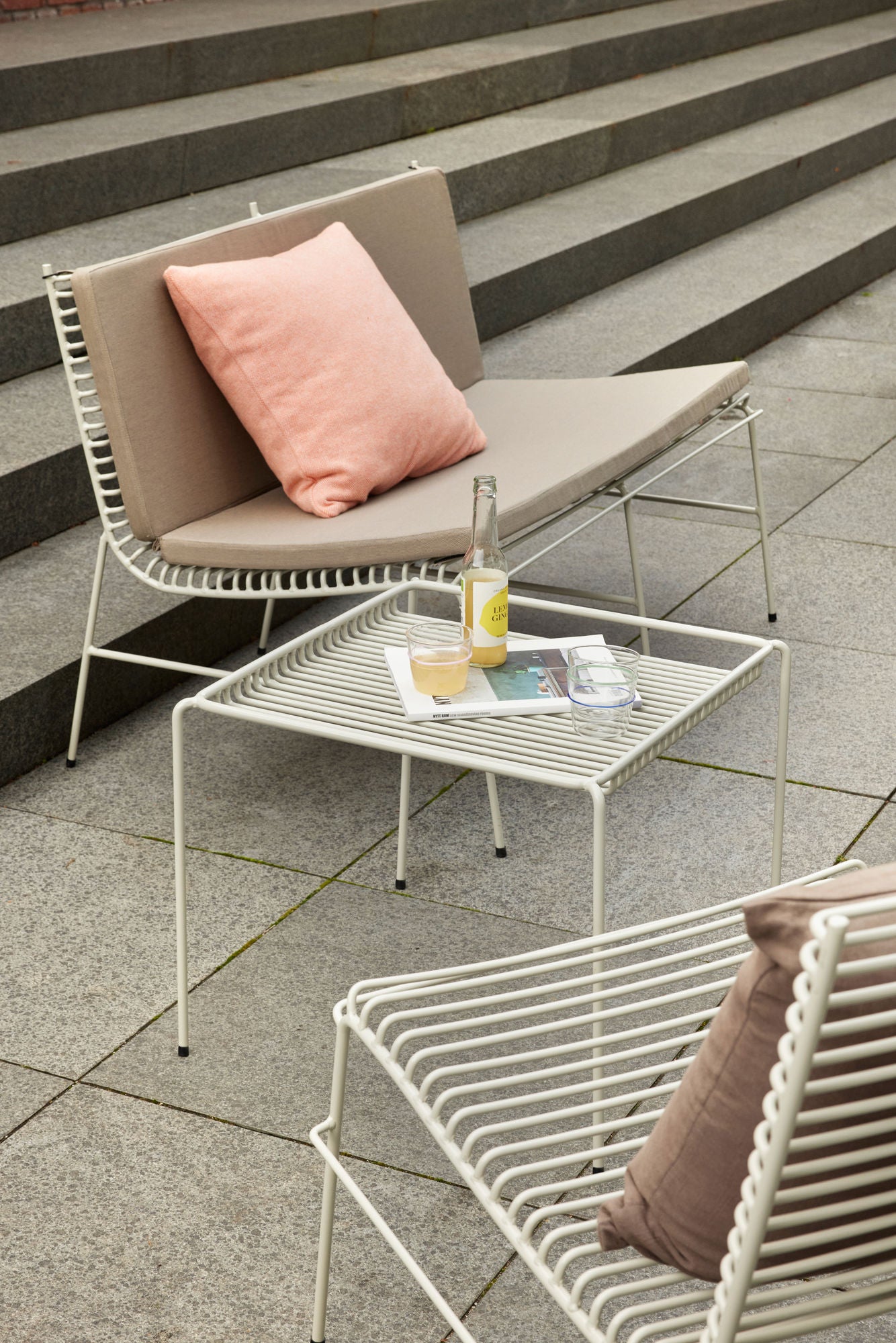 String Beistelltisch Hellgrau – Leicht, modern und outdoor-tauglich