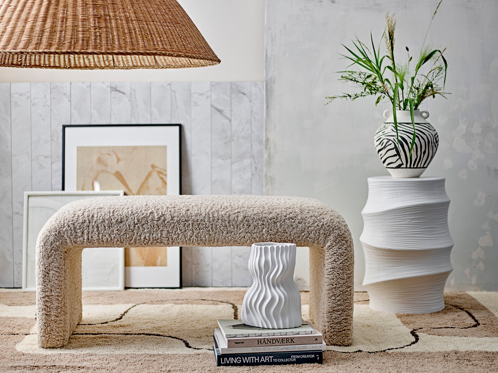 Togo Vase Handbemalt Steingut Unikat Matte Glasur Schwarzes Muster