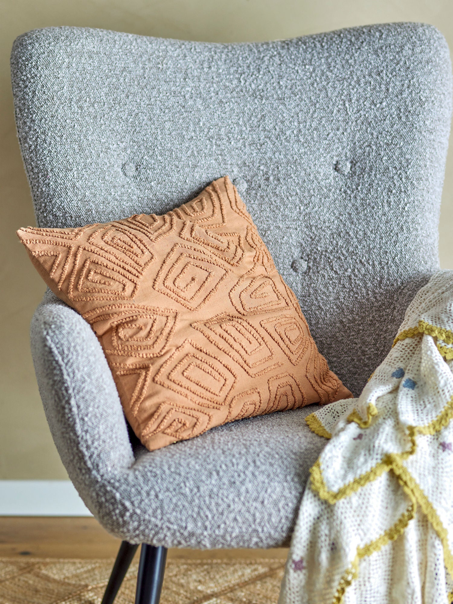 Watton Kissen Weiche Baumwolle In Braun mit Detailreiches Stickmuster