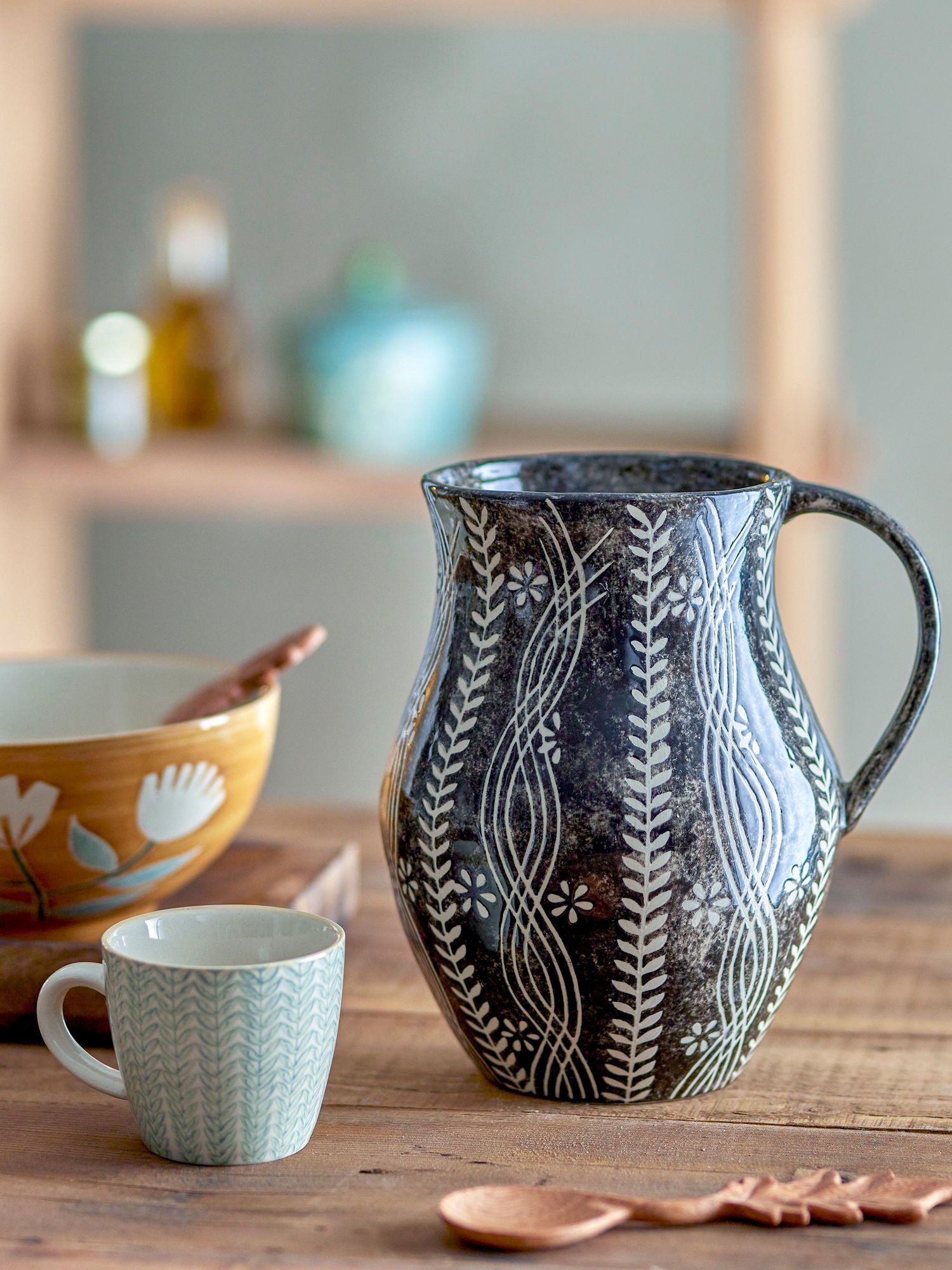 Schwarzer Steingut Krug mit Handbemaltem Blumenmuster Perfekt Als Vase für Lässigen Stil