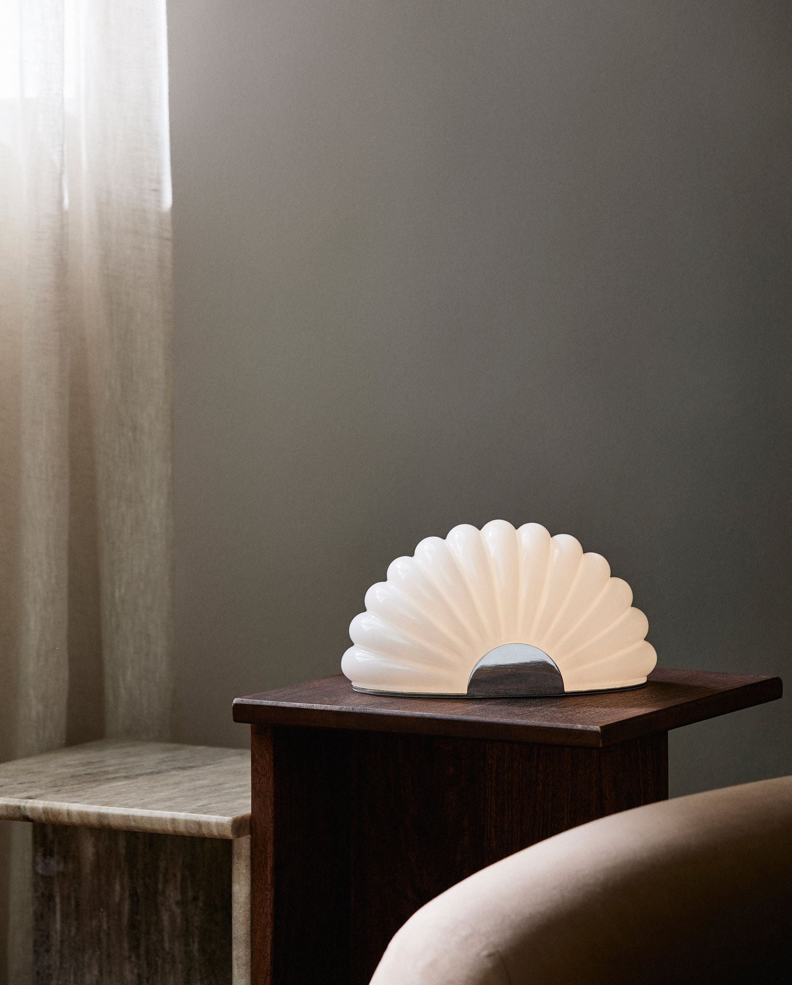 CHIA Tischleuchte Glas Milchglas Schirm Diffuses Licht Chrombasis Skulptur