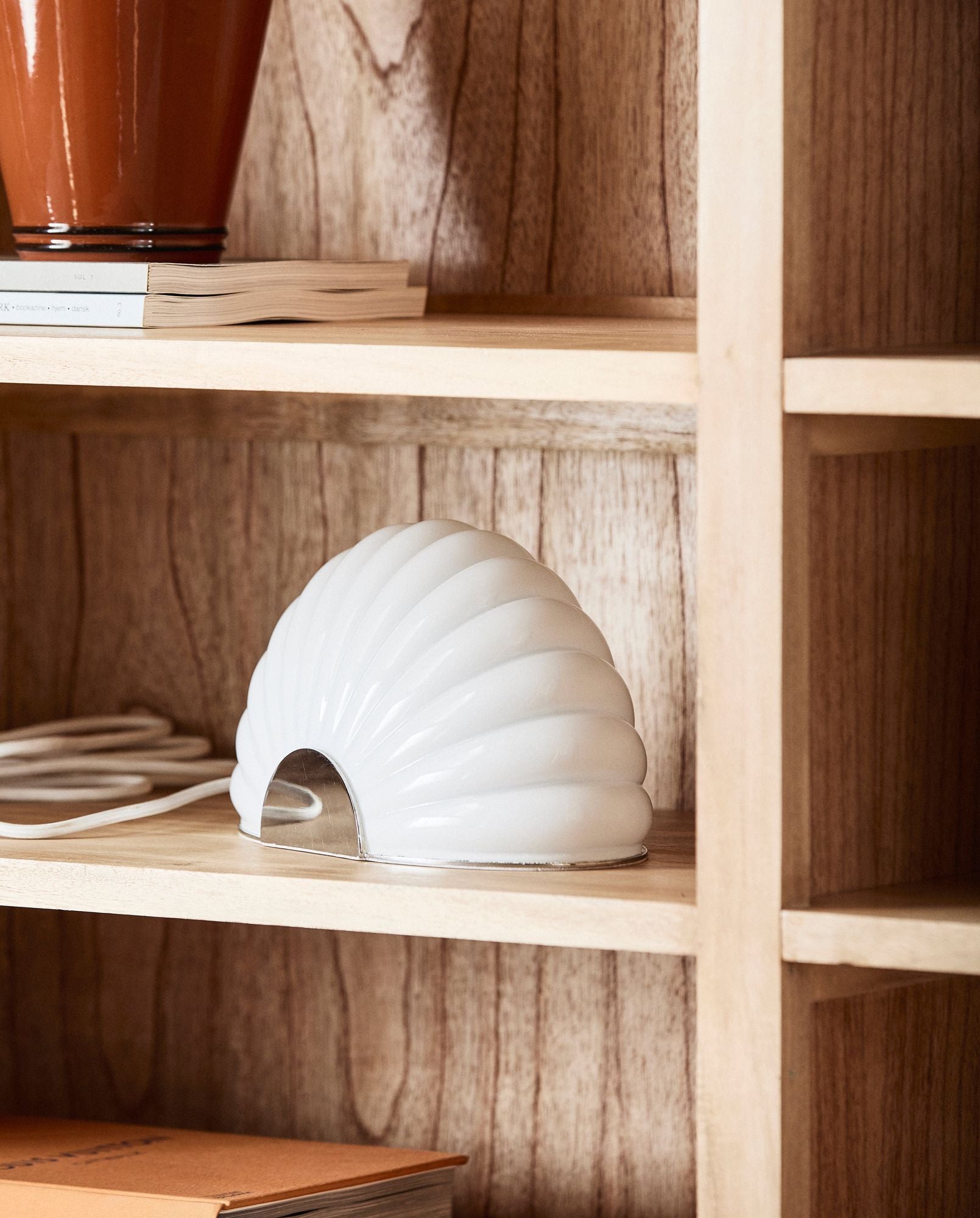 CHIA Tischleuchte Glas Milchglas Schirm Diffuses Licht Chrombasis Skulptur