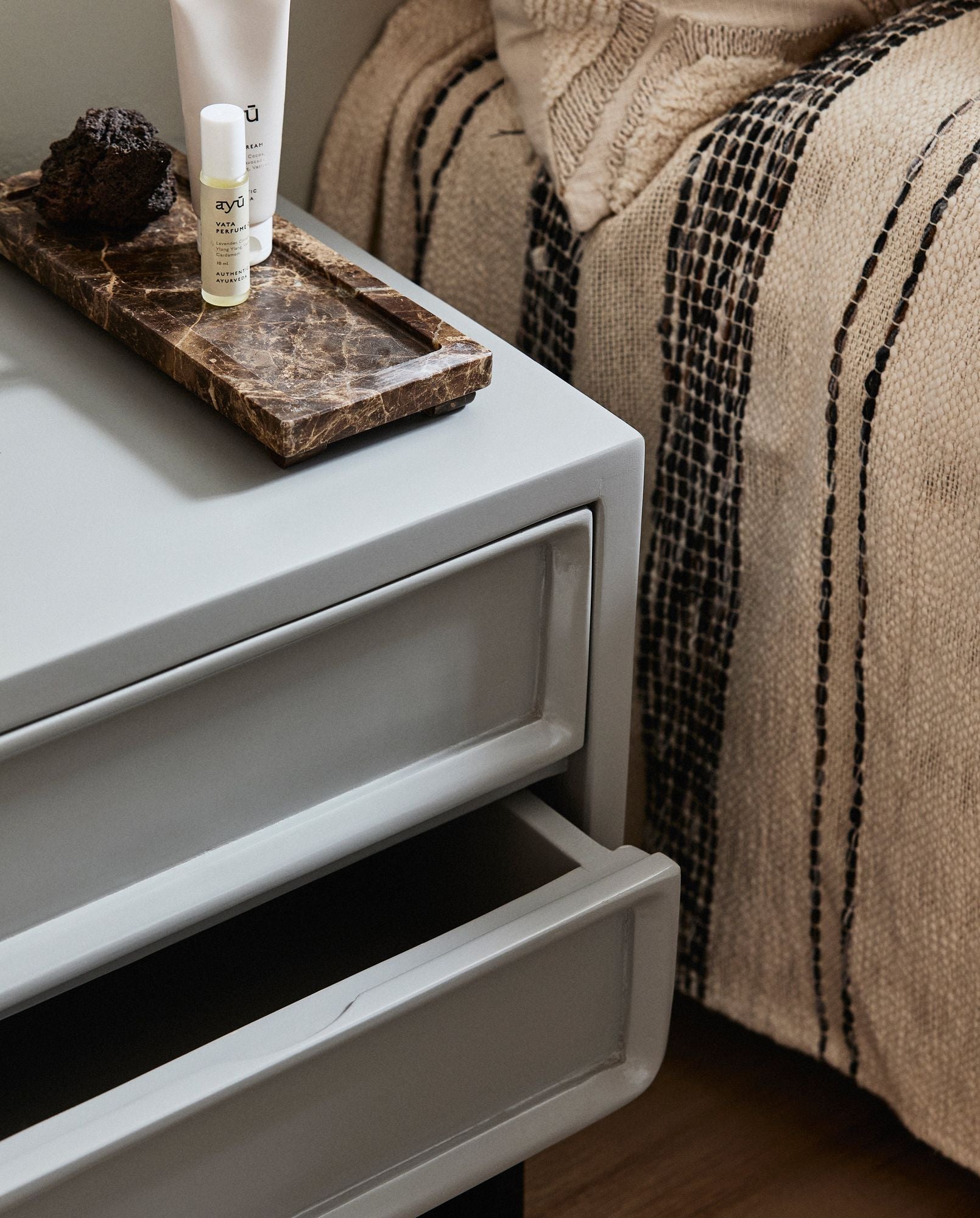 LEDRO Nachttisch Grau Elegantes Schlankes Design mit Zwei Schubladen