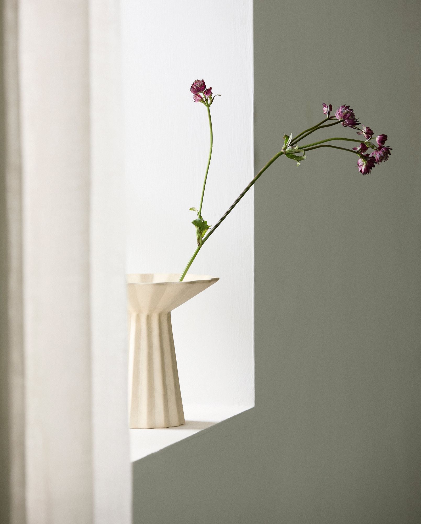 MINU Vase Ivory Texturiertes Finish mit Rippenstruktur für Stilvolle Bouquets