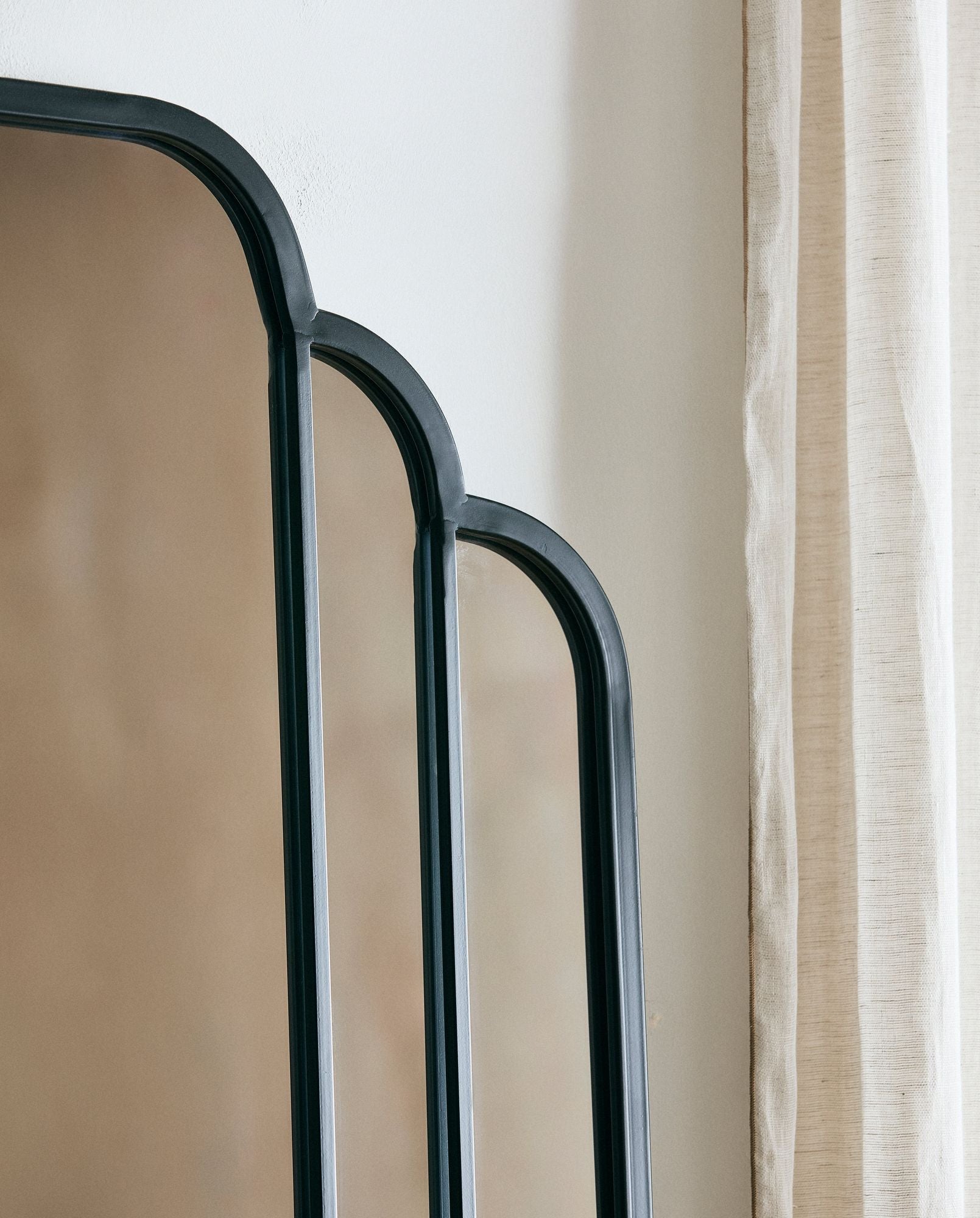 Skylark Wandspiegel Metall Schwarz Dekorativer Gebogener Rahmen Eleganz