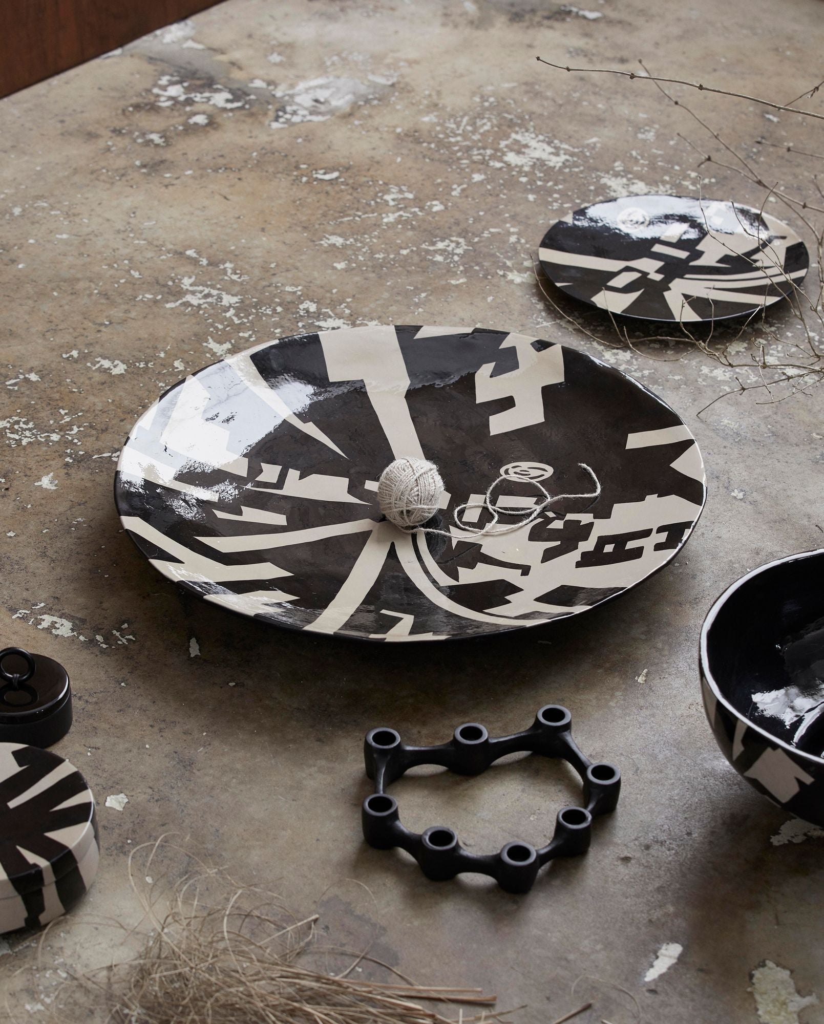 LIPSI Deko Platte L Handbemalt Skulpturaler Akzent In Schwarz Beige