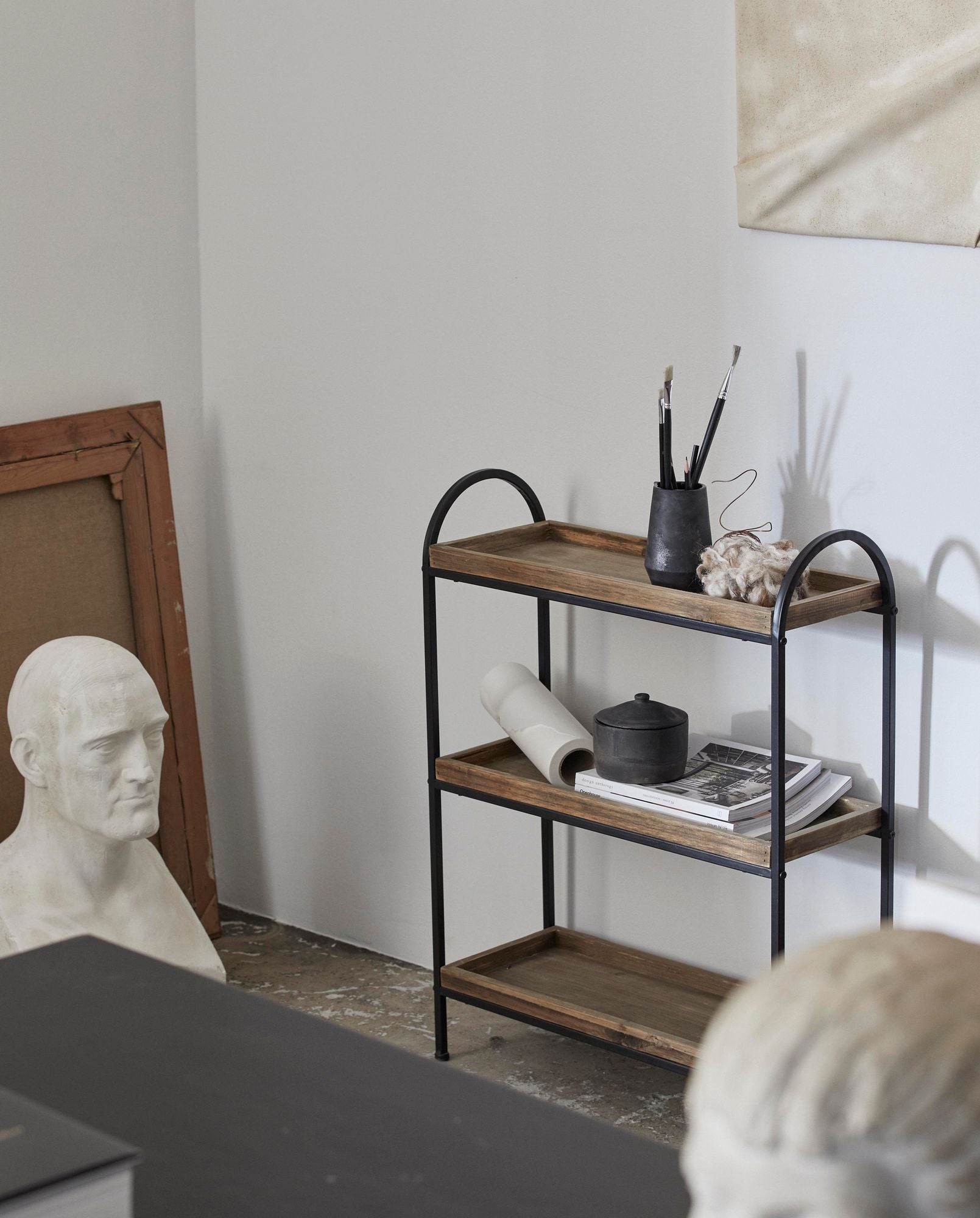 PATNA Eisenregal Dreistöckig Aus Recyceltem Holz mit Schwarzem Rahmen