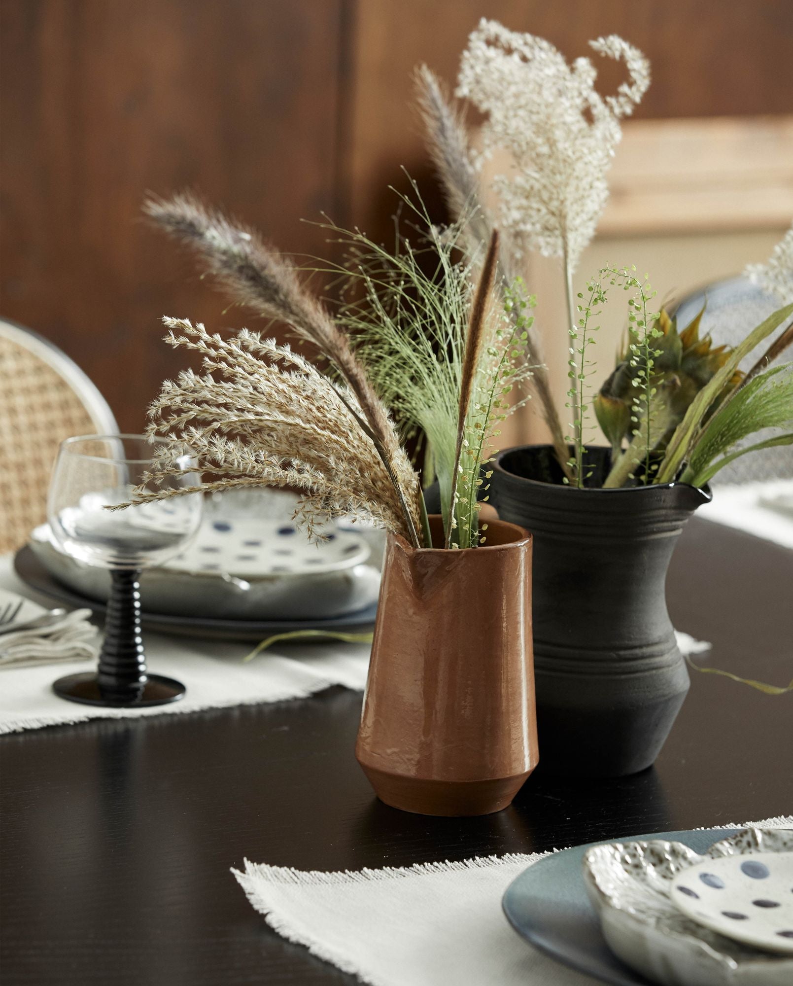 JUNIPER Krug mit Henkel Terracotta Schwarz Rustikale Tischkultur