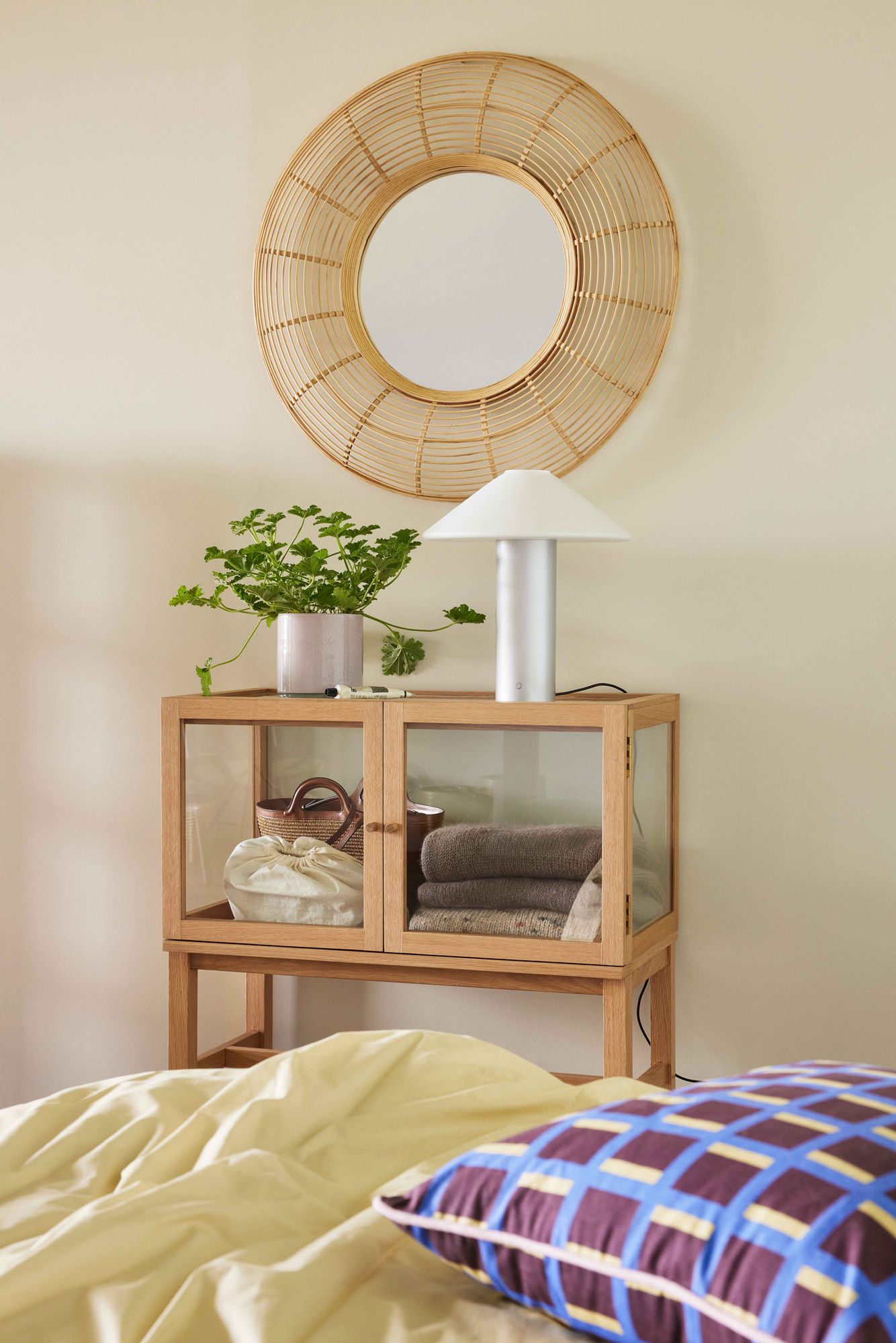 Poetic Deko-Vitrine aus Glas & Eichenholz