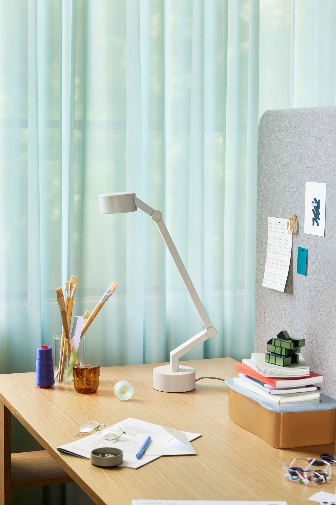 Verve Tischlampe Hellgrau