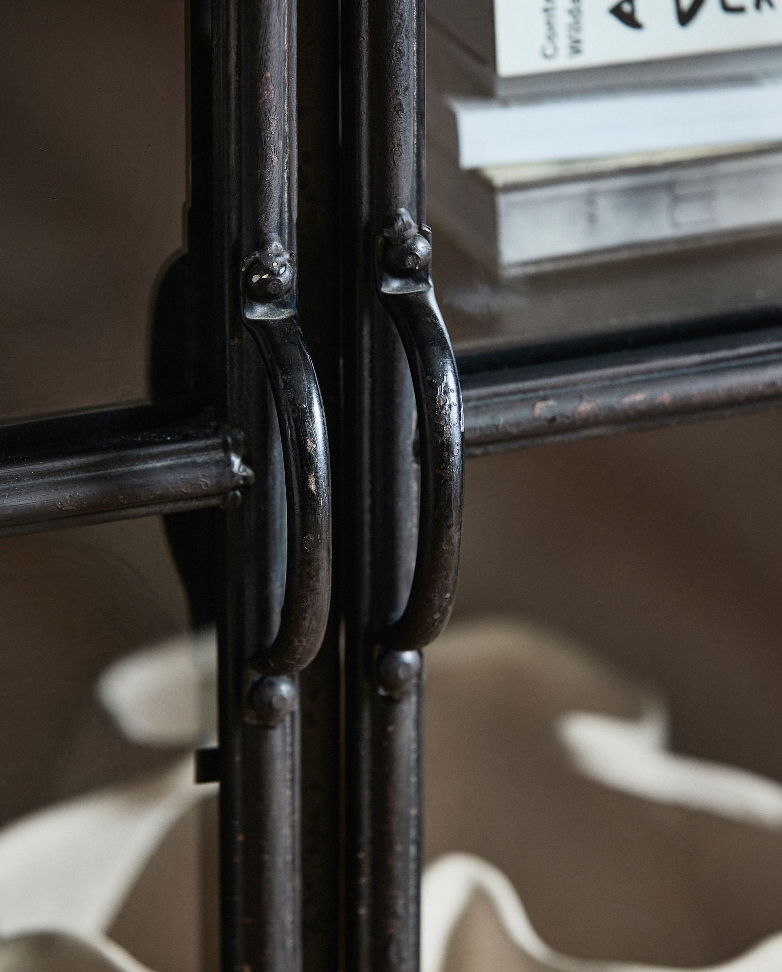 DOWNTOWN Zweitüriger Standschrank Antik Finish Industrielook mit Drei Regalböden