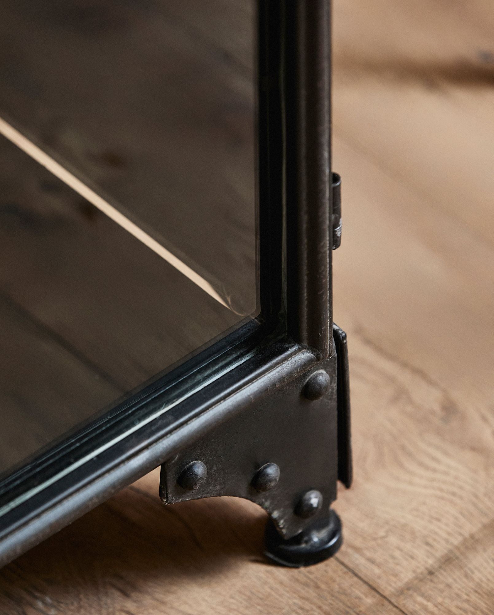 DOWNTOWN Zweitüriger Standschrank Antik Finish Industrielook mit Drei Regalböden