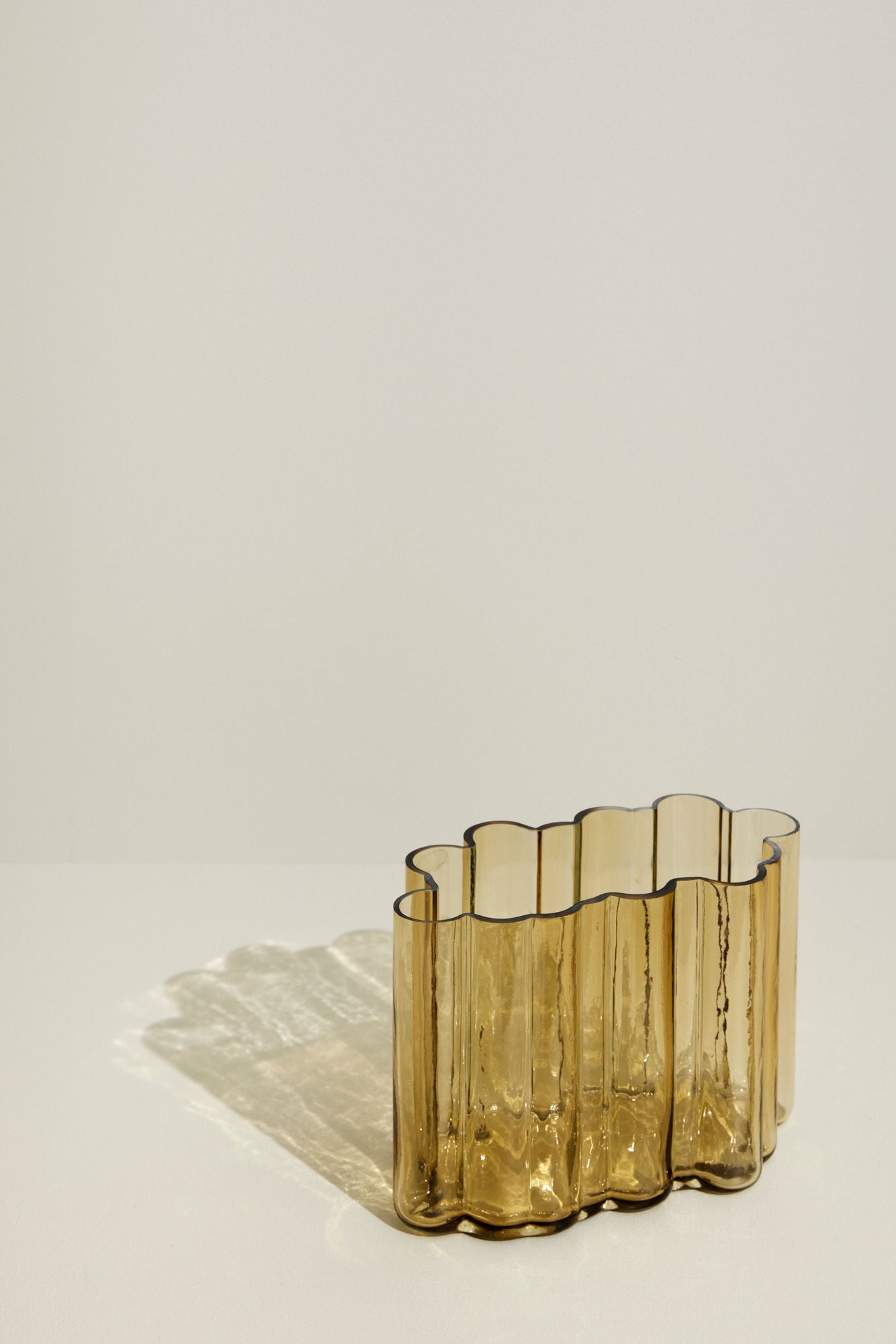 Umber Schlanke Vase Bernstein – Strukturiertes Glas mit warmer Ausstrahlung