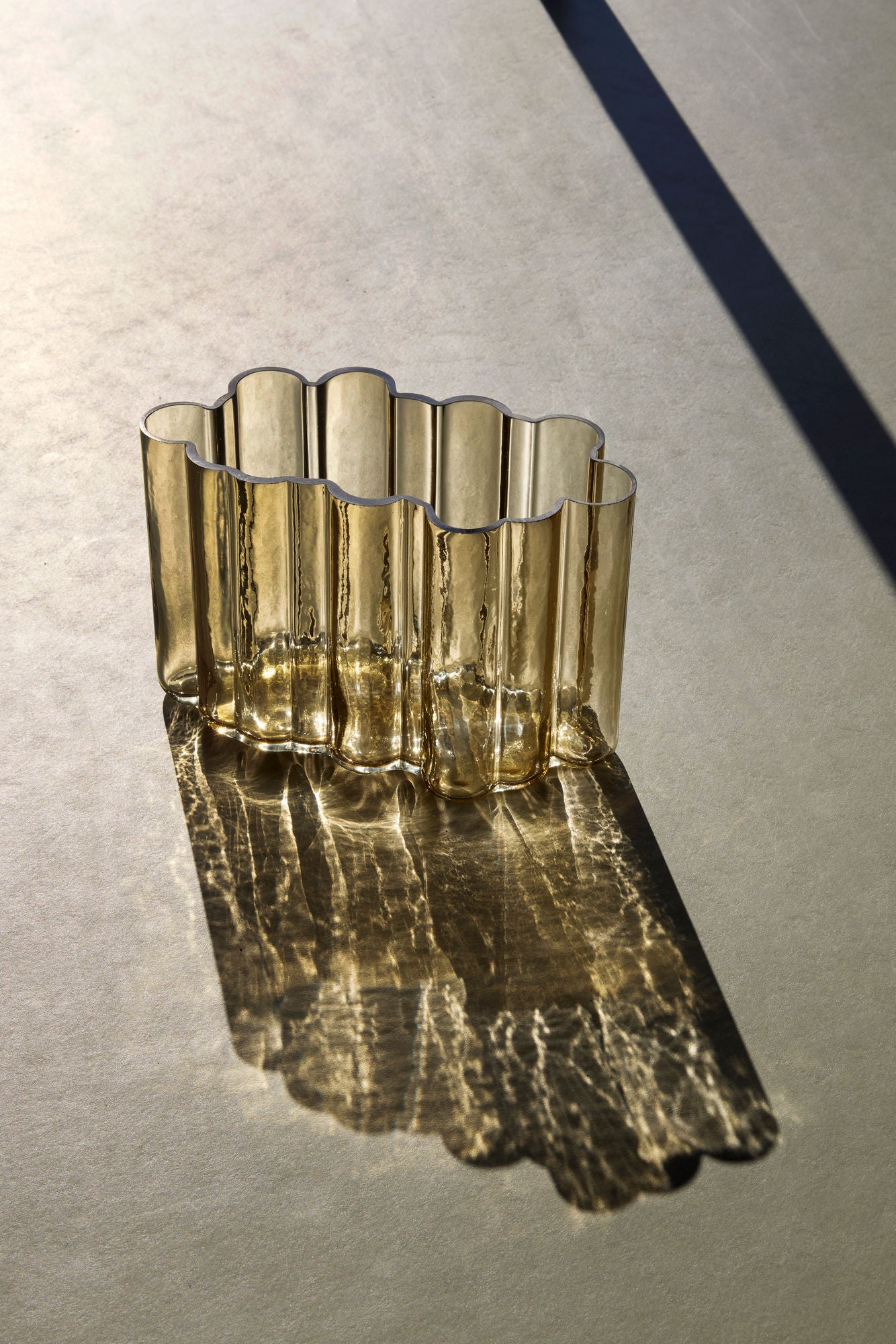 Umber Schlanke Vase Bernstein – Strukturiertes Glas mit warmer Ausstrahlung