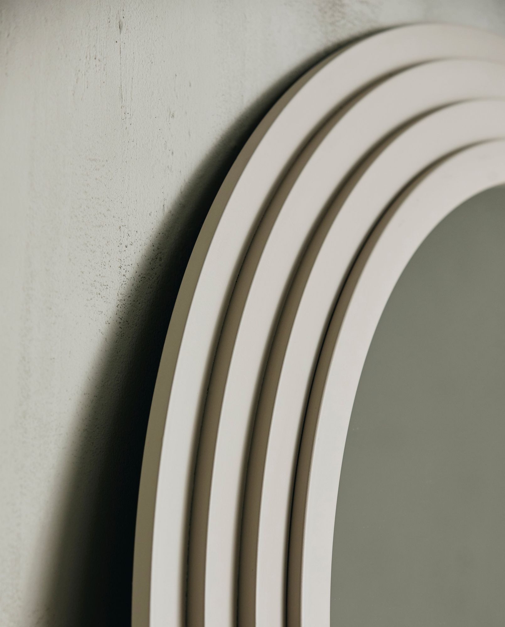 FALCO Wandspiegel Rund mit Beige Metallrahmen Als Dekorationsakzent für Klassische und Moderne Räume