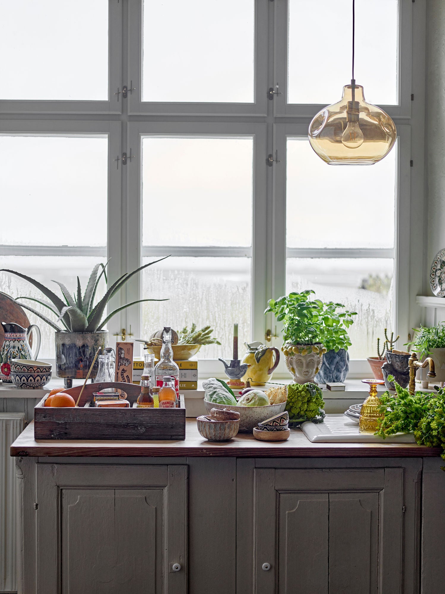 Azizi Hängeleuchte Aus Braun Gefärbtem Glas mit Mundgeblasener Form und Einzigartigem Charakter