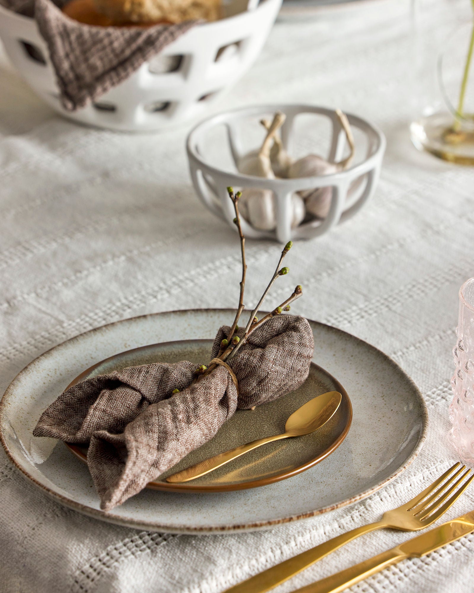 Sandrine Steingut Geschirrset Natur mit Gesprenkelter Glasur und Dunklem Rand