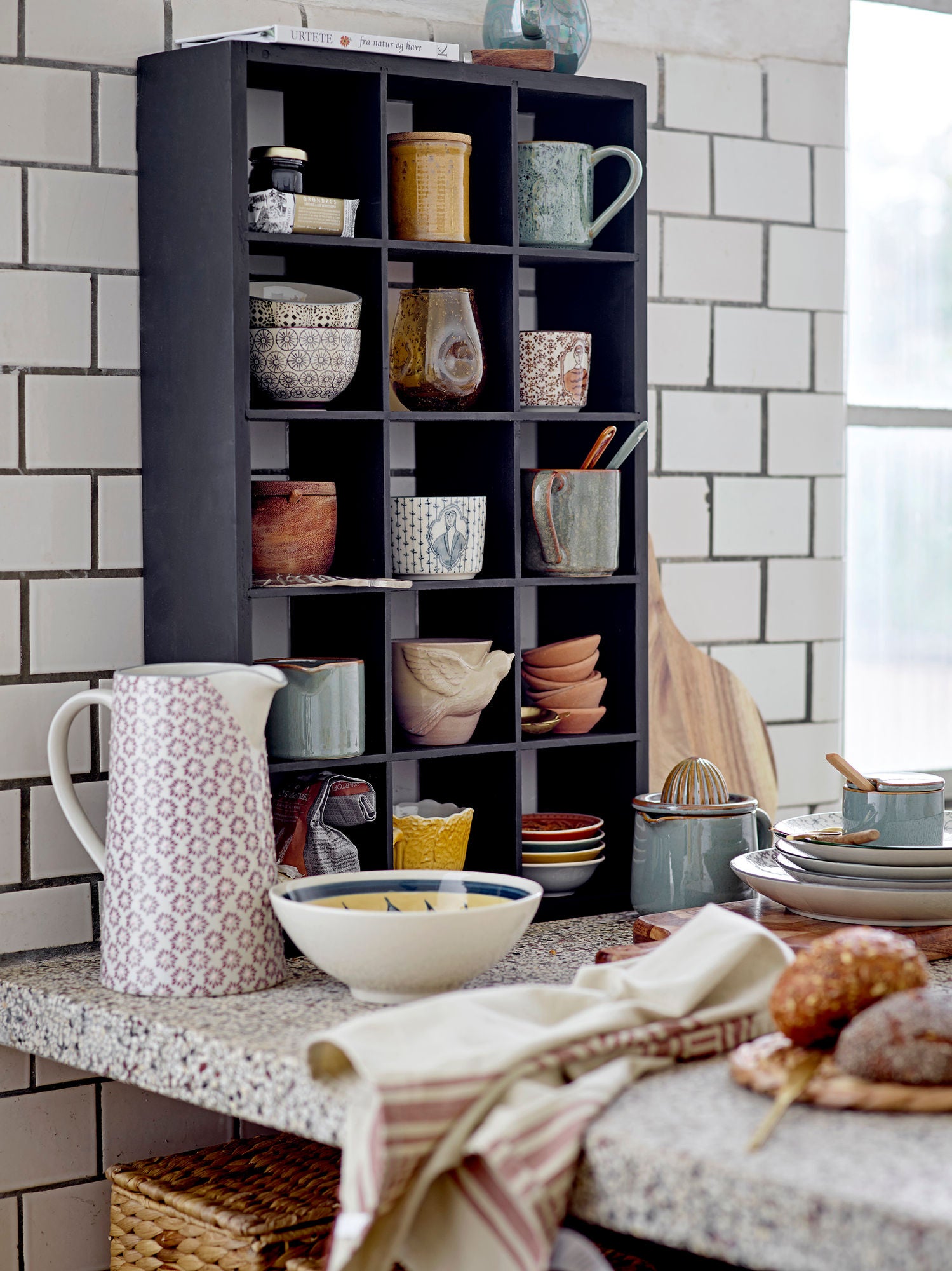 Olinn Regal Schwarz Kiefernholz Warmes Modernes Design für Tassen