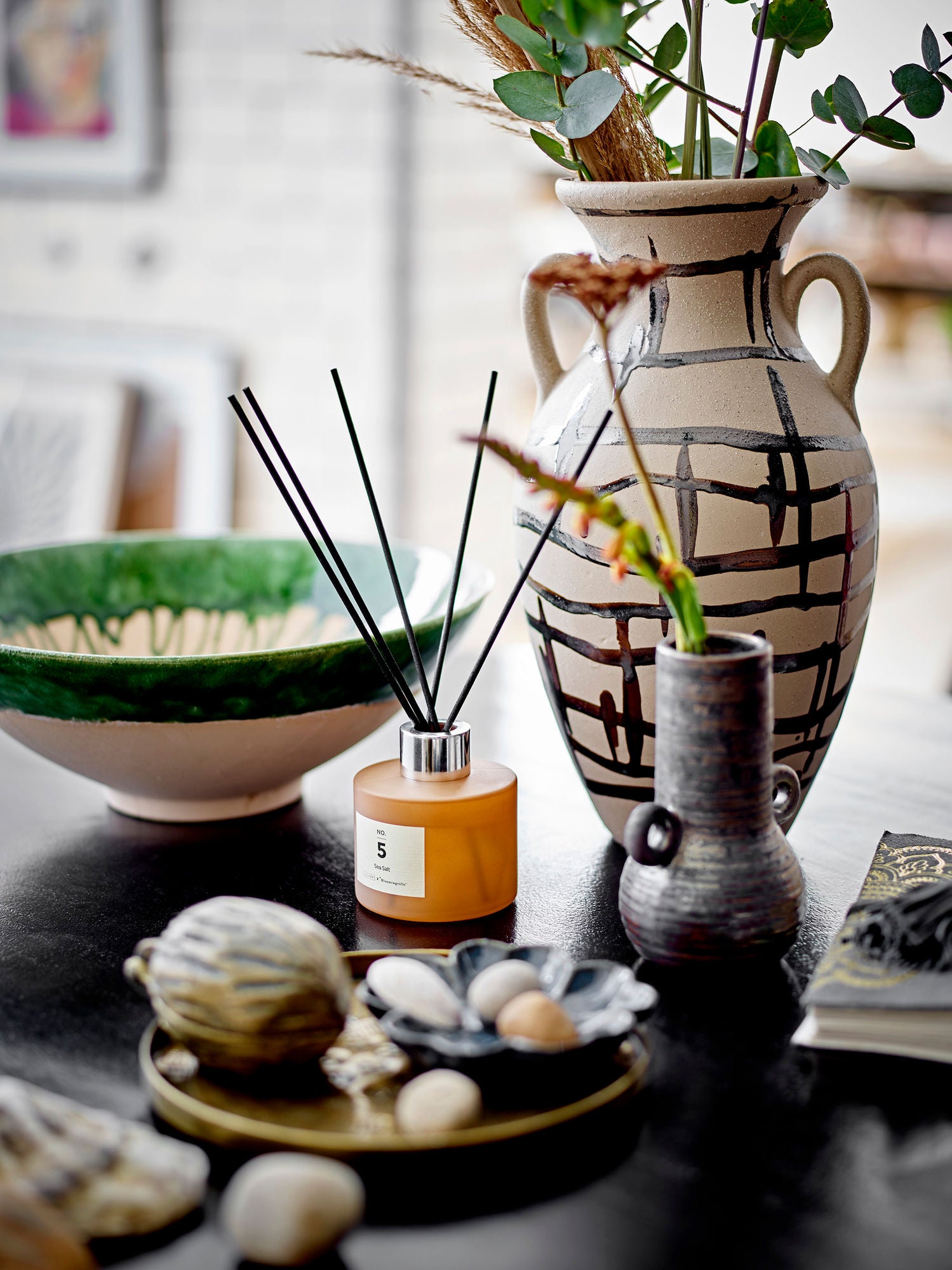 Ohana Vase Steinzeug Schwarz mit Handbemaltem Blaumuster Skandinavisch