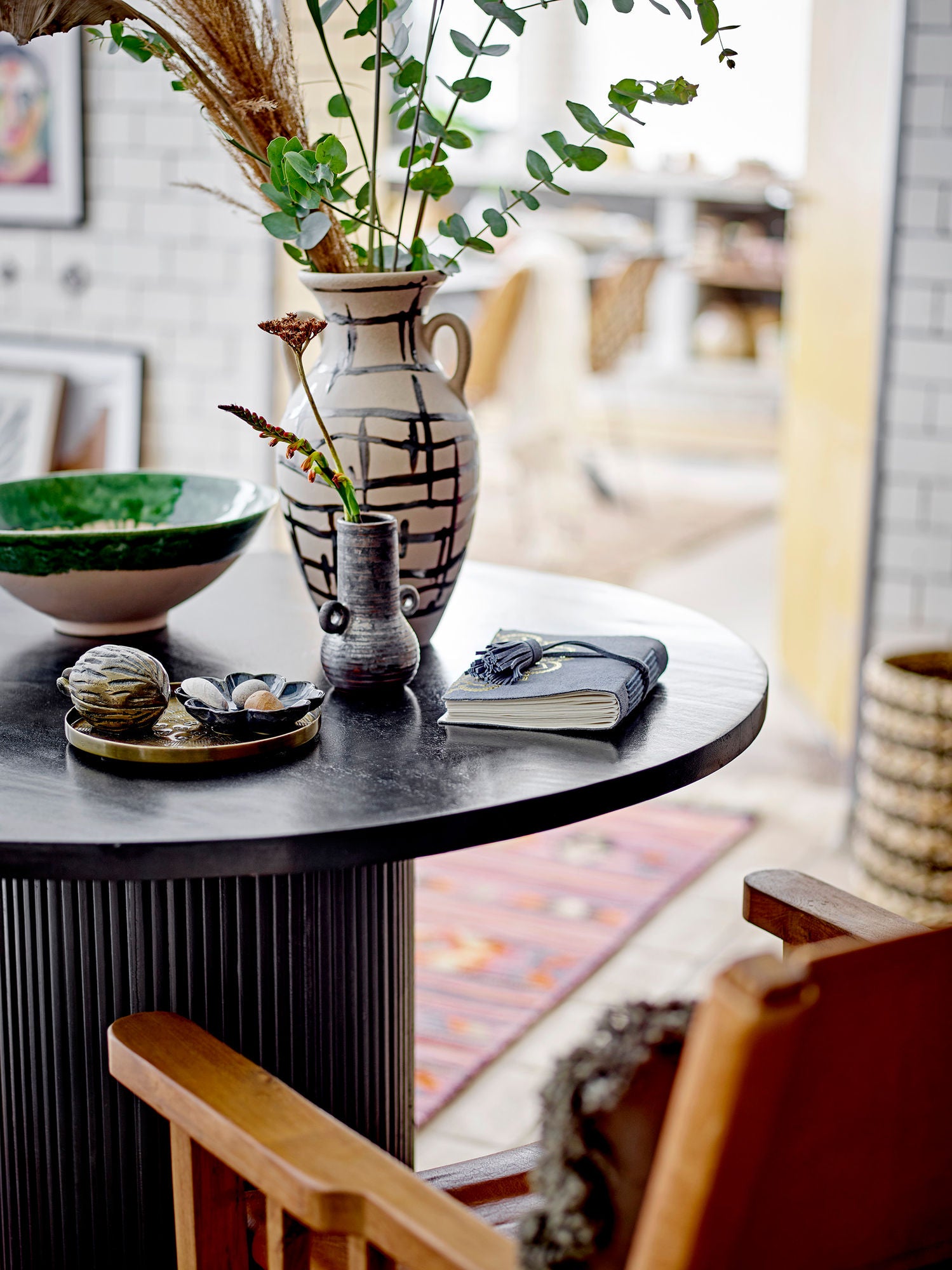 Ohana Vase Steinzeug Schwarz mit Handbemaltem Blaumuster Skandinavisch