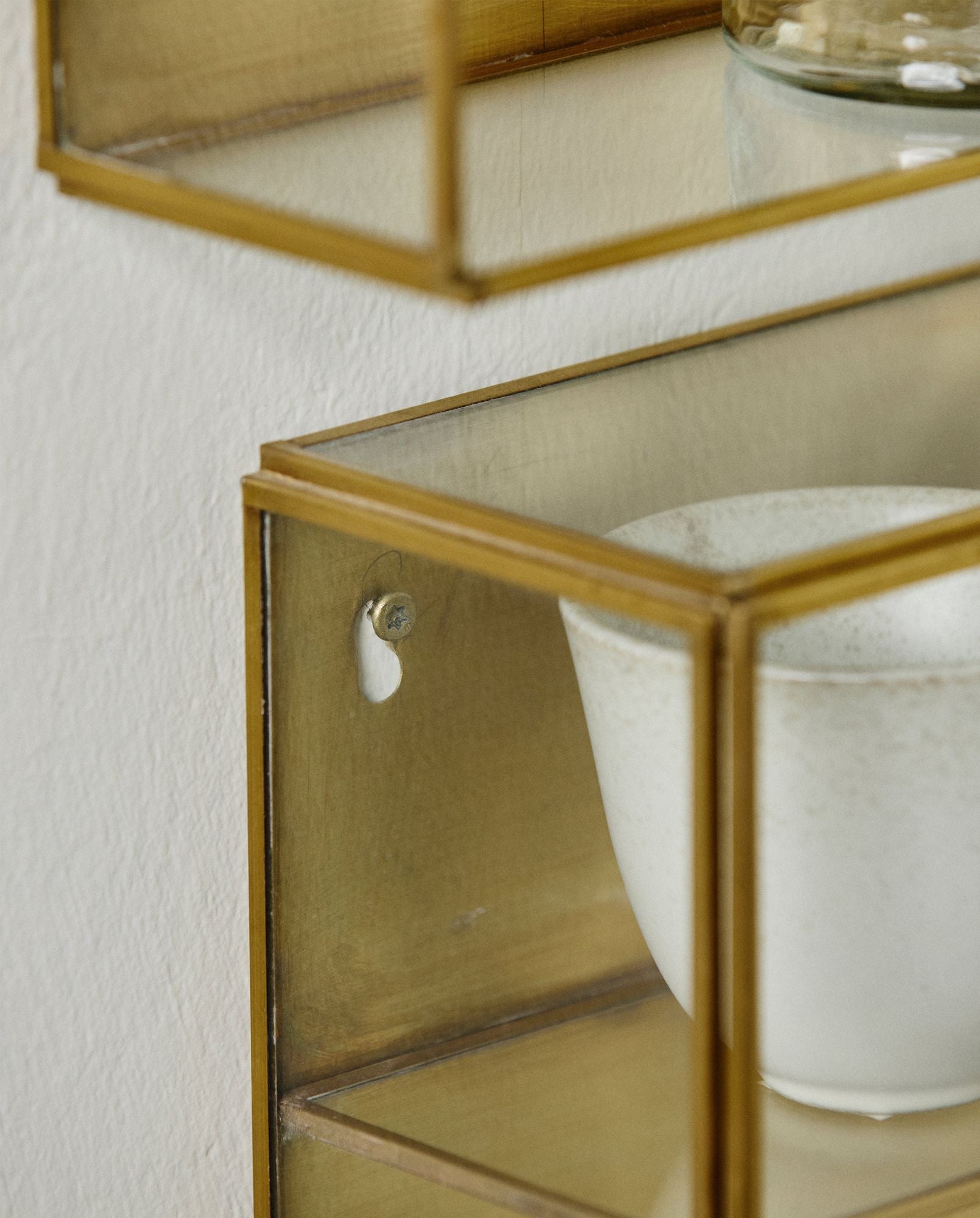 ADA Wandschrank Goldfarben Vier Regale Wandbefestigung Eleganter Glanz