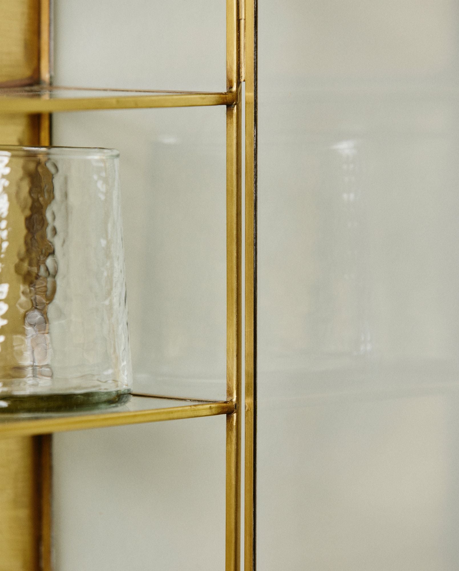 ADA Wandschrank Goldfarben Vier Regale Wandbefestigung Eleganter Glanz