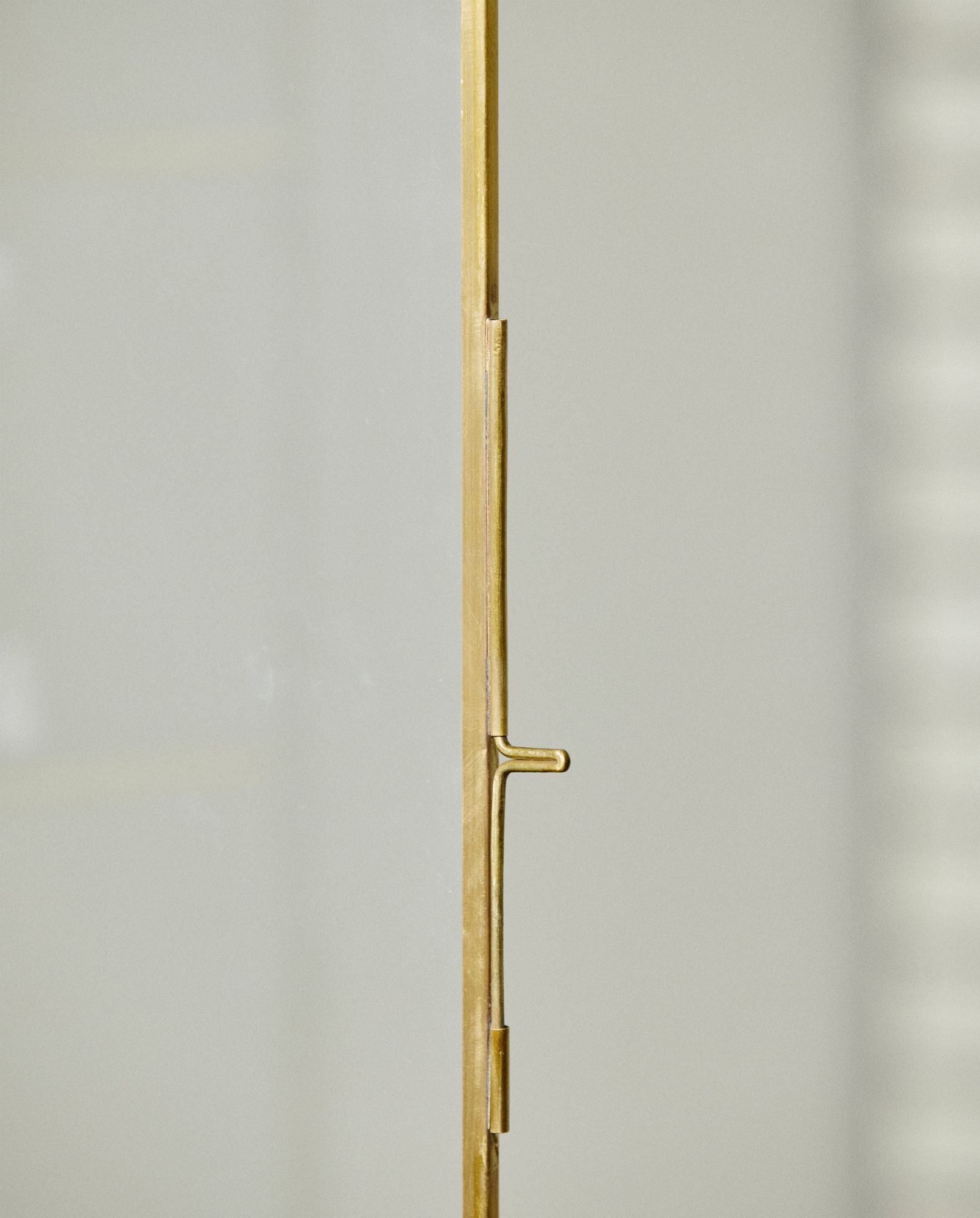 ADA Wandschrank Goldfarben Vier Regale Wandbefestigung Eleganter Glanz