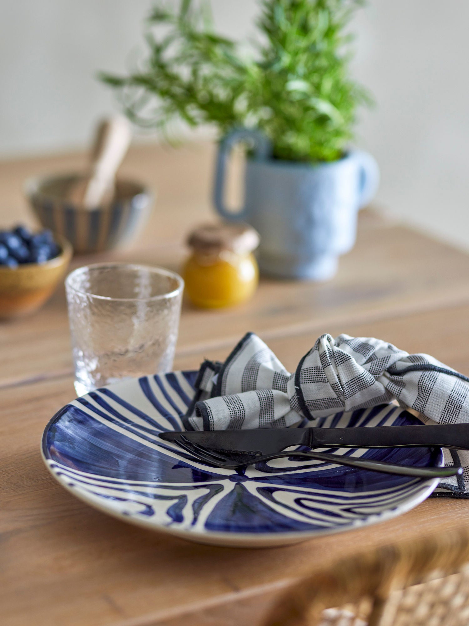 Shama Steinzeug Teller Blau Handbemalt Unikat mit Warmer Glasur