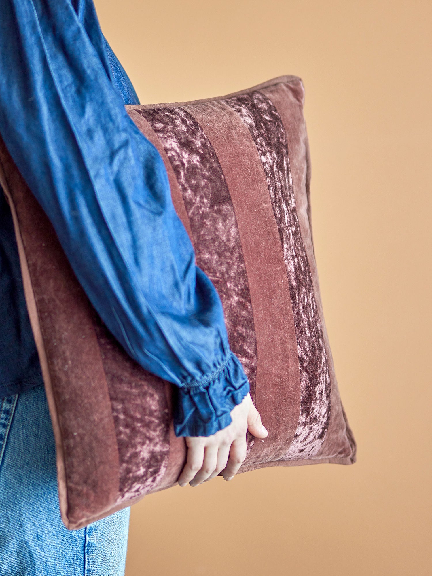 Kosar Kissen Braun Baumwolle Streifen Samt Leinwand Eleganz und Komfort